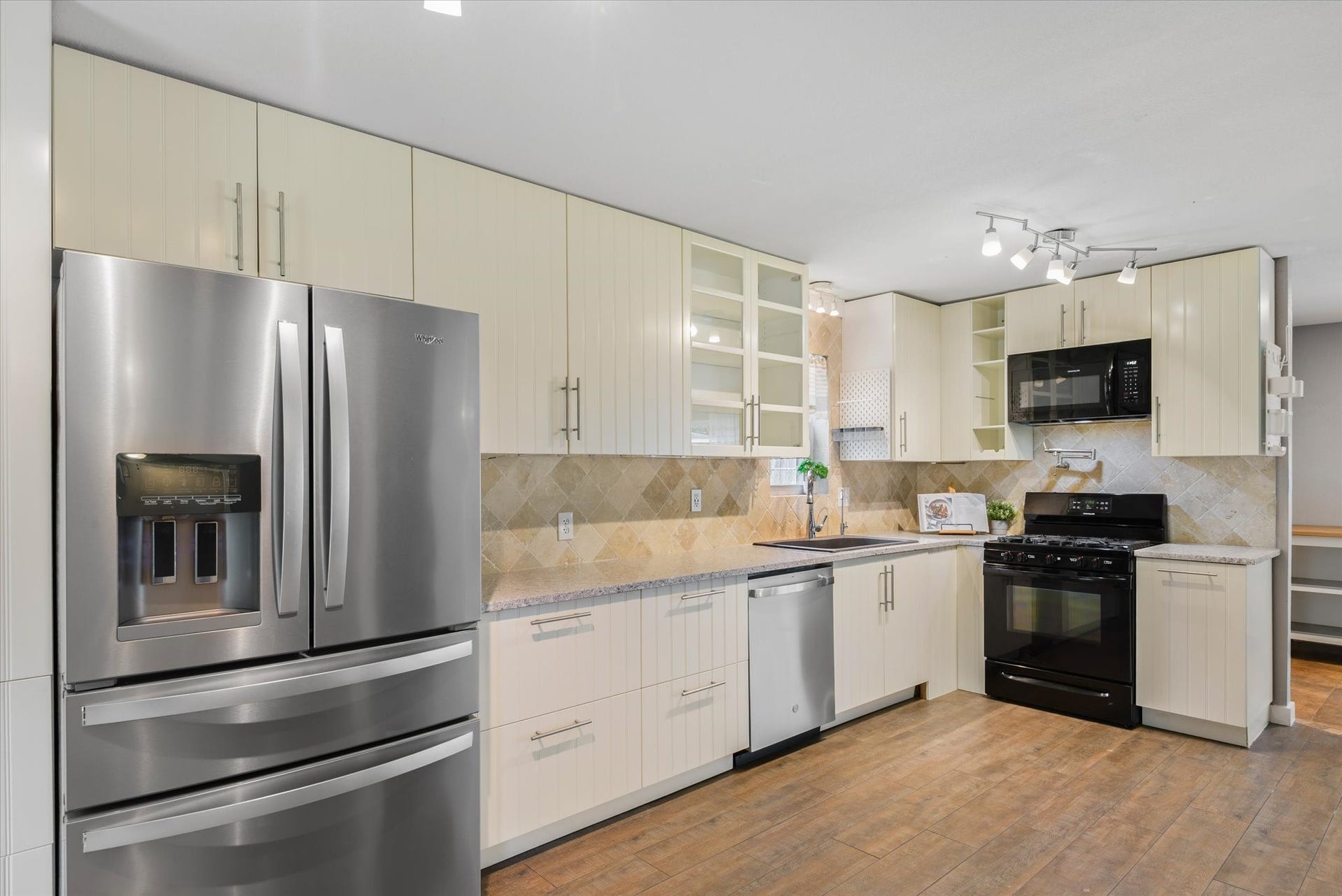 15811 Wandering Trail, Friendswood, TX 77546 Refrigerator included.