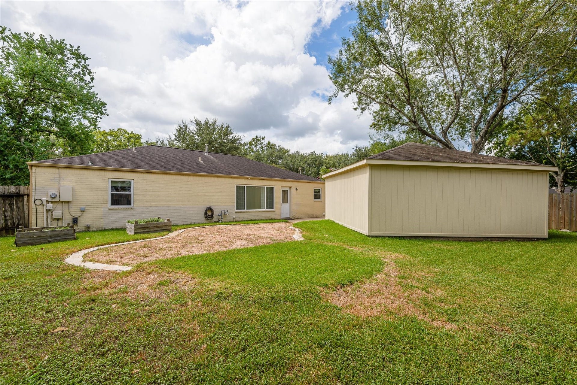 15811 Wandering Trail, Friendswood, TX 77546 Close to medical, retail, Friendswood, Pearland and Clear Lake.