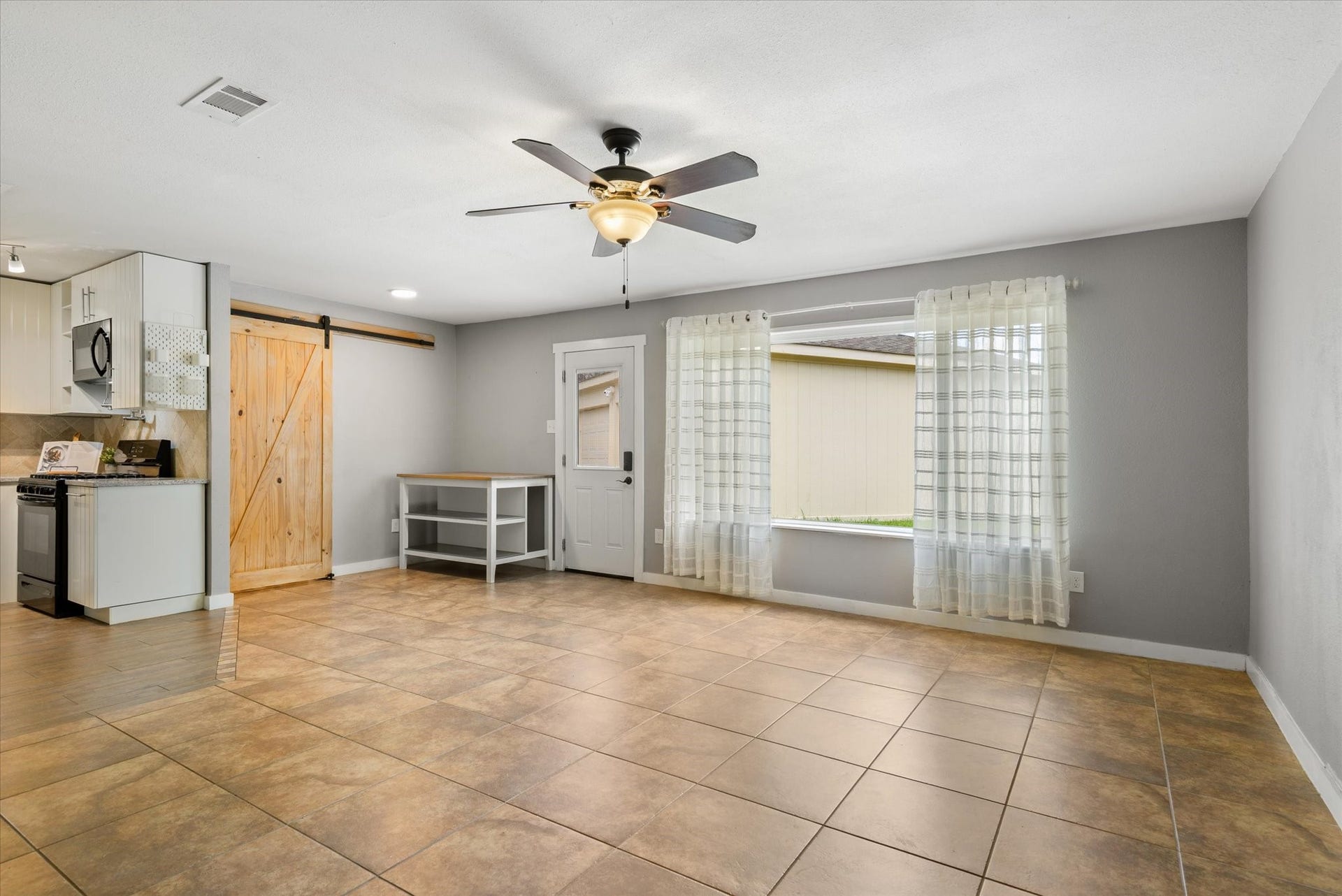 15811 Wandering Trail, Friendswood, TX 77546 Large tile living room with huge picture window.