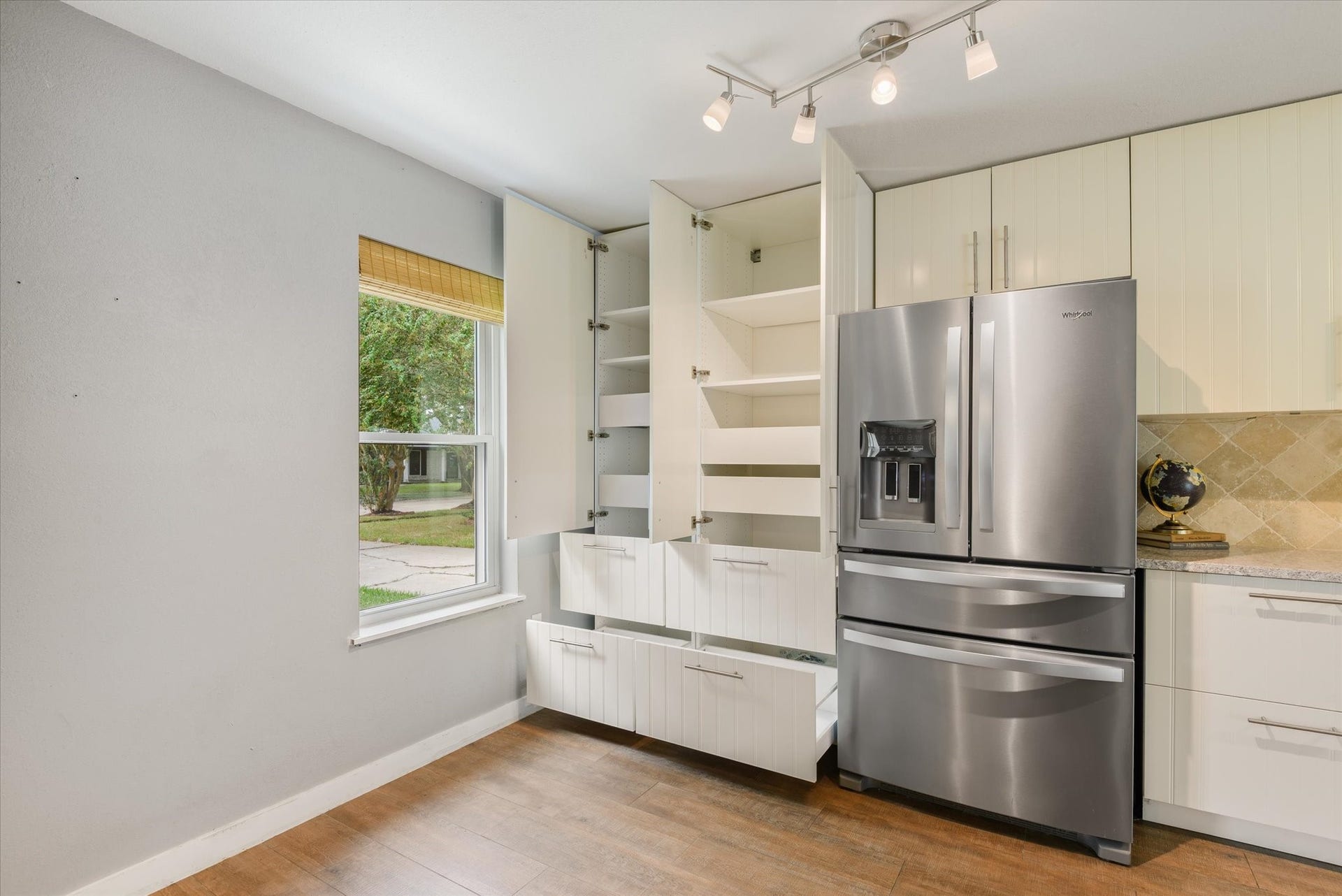 15811 Wandering Trail, Friendswood, TX 77546 Custom cabinets installed.