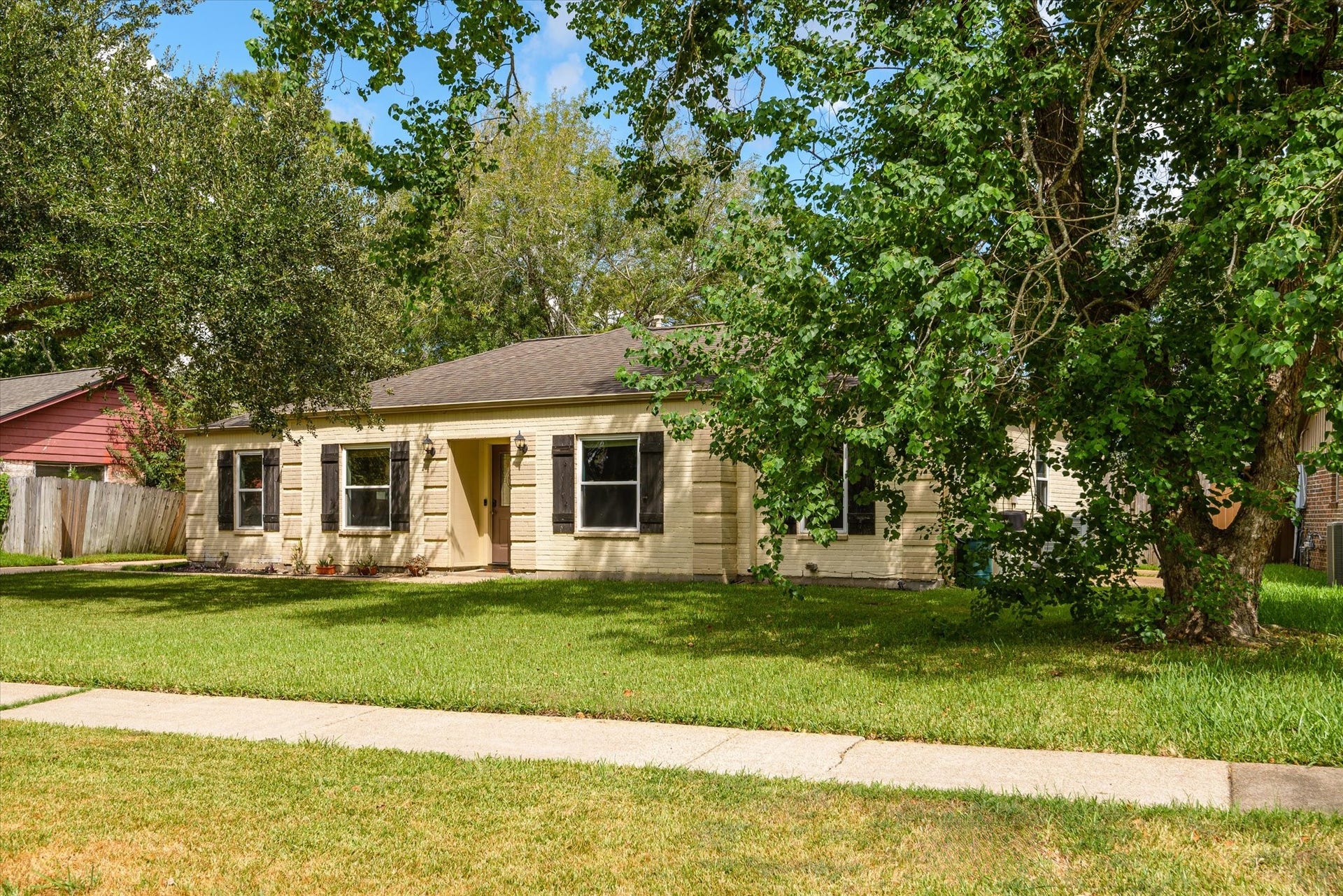 15811 Wandering Trail, Friendswood, TX 77546 Close to FM. 2351 and Blackhawk and El Dorado.