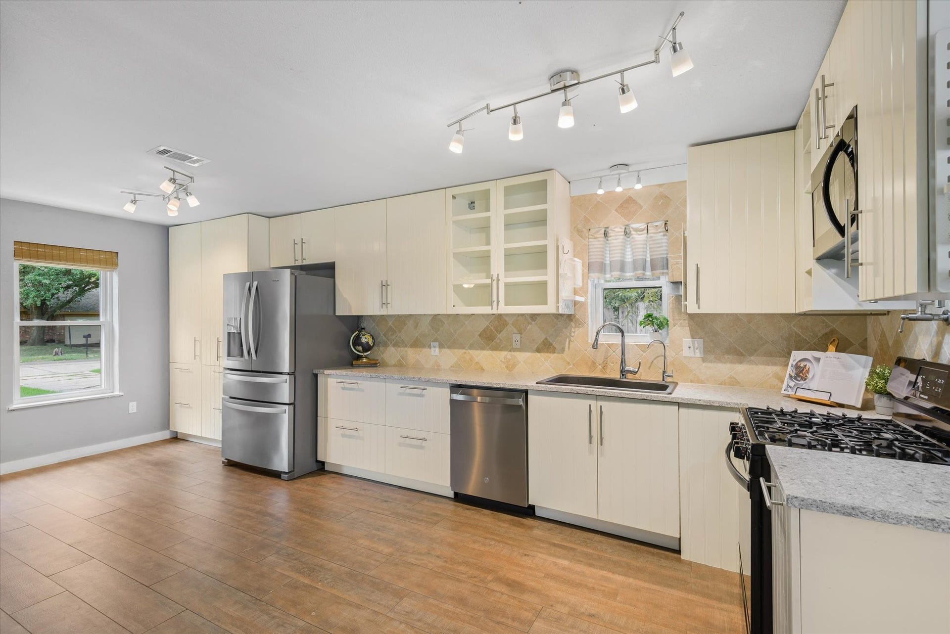 15811 Wandering Trail, Friendswood, TX 77546 Granite and stainless appliances and gas stove top for those who appreciate gas cooking.