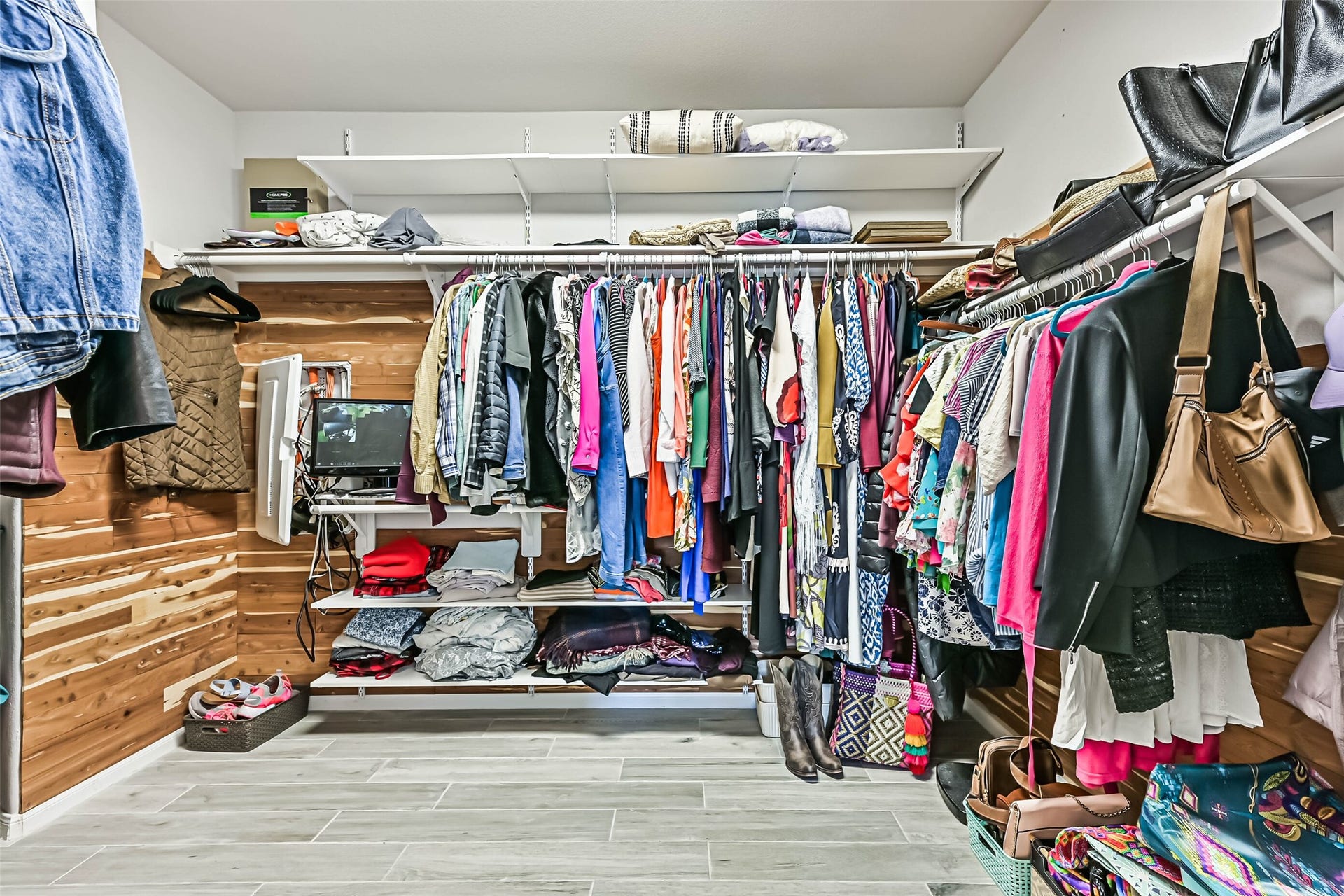 12527 Jetty Cove Drive, Texas City, TX 77568 Large primary closet