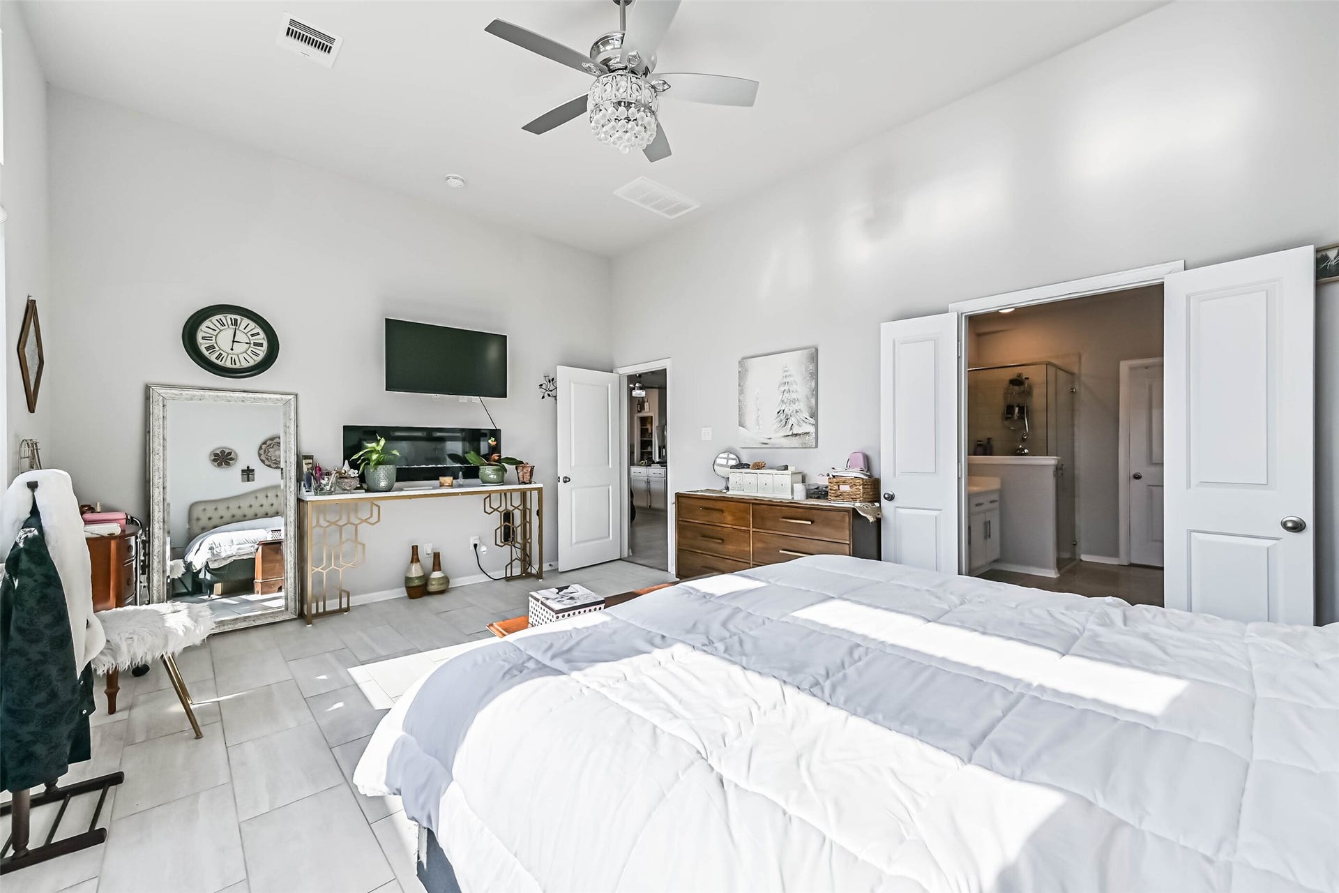 12527 Jetty Cove Drive, Texas City, TX 77568 Another view of the generously sized primary suite, showcasing its spacious layout and direct access to the private bathroom.
