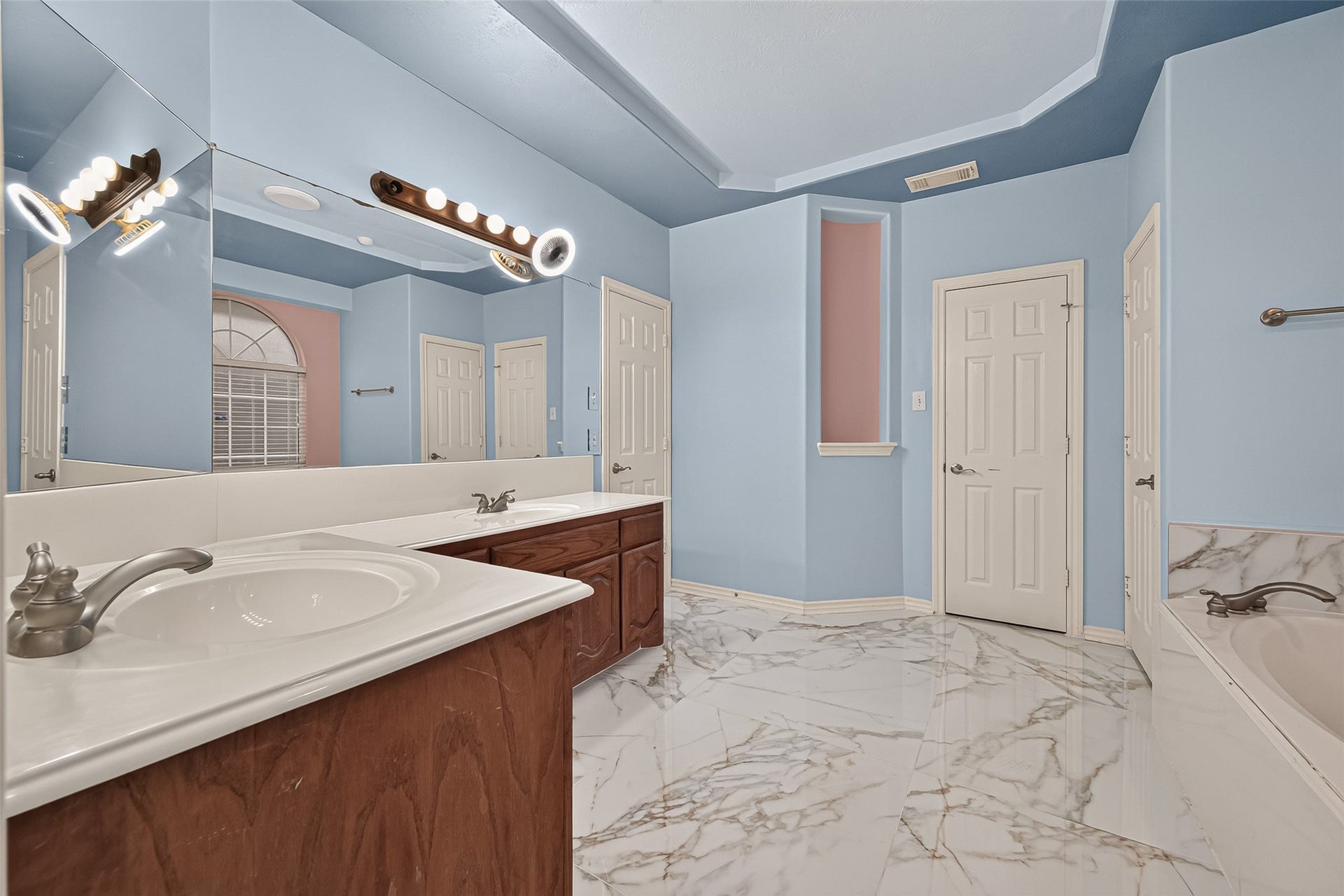 10335 Sablebrook Lane, Houston, TX 77095 Master Bathroom
