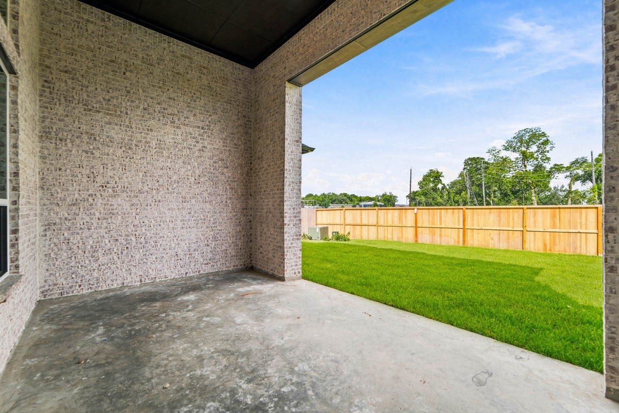 1535 Watermont Drive, Missouri City, TX 77459 Spacious covered patio overlooking the backyard, perfect for outdoor dining and year-round entertaining.