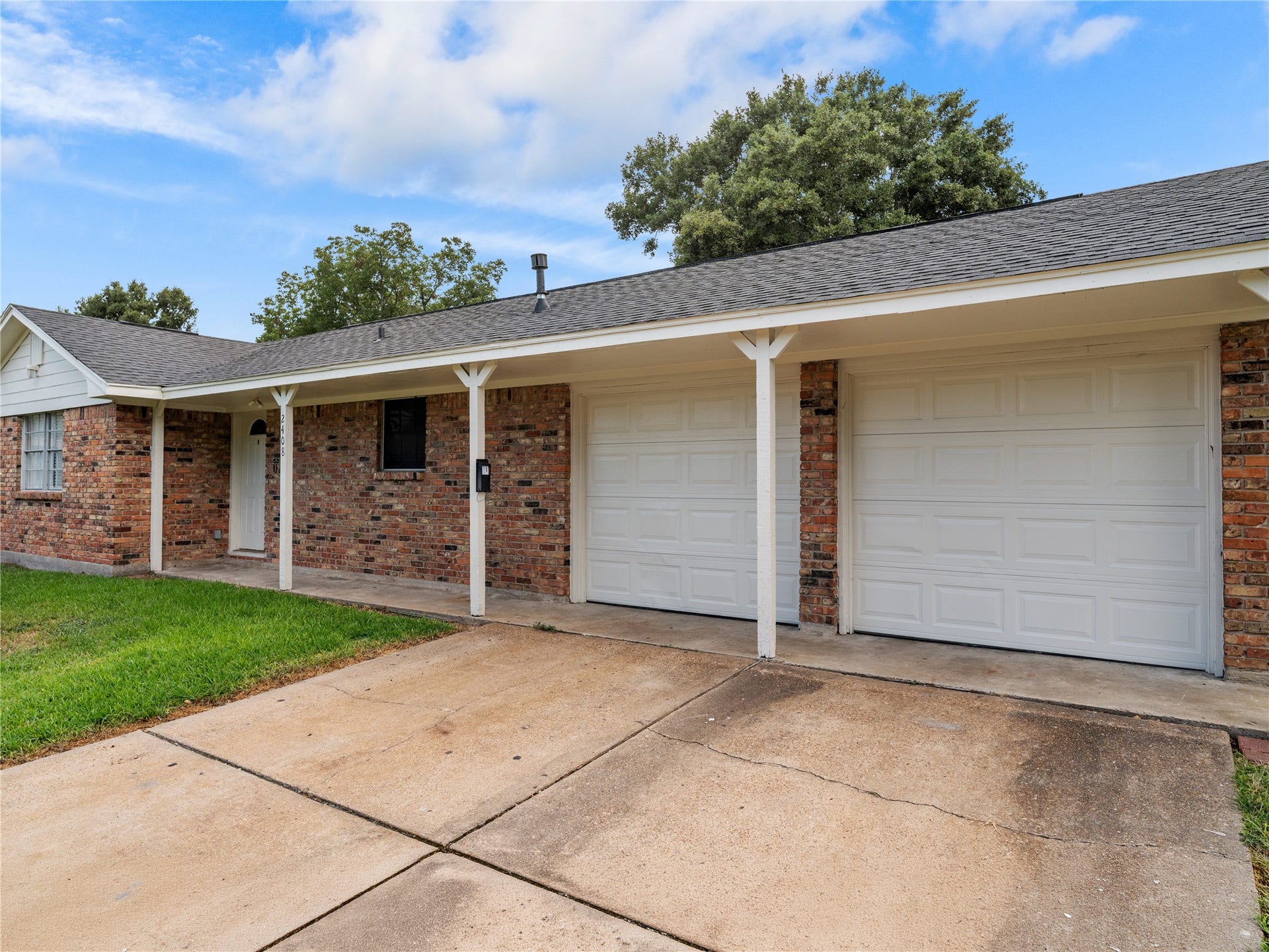 2408 Blueberry Lane, Pasadena, TX 77502 Additional view of the home's front exterior
