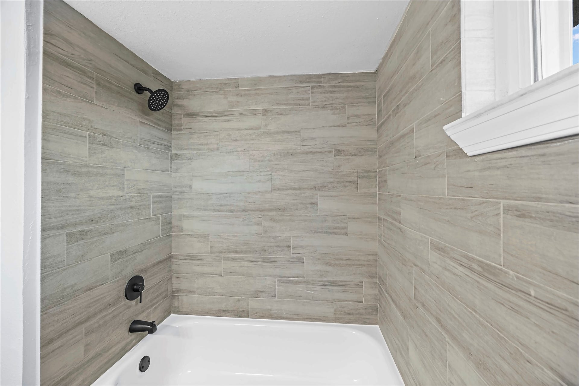 5507 Bertellis Lane, Houston, TX 77091 secondary bathroom