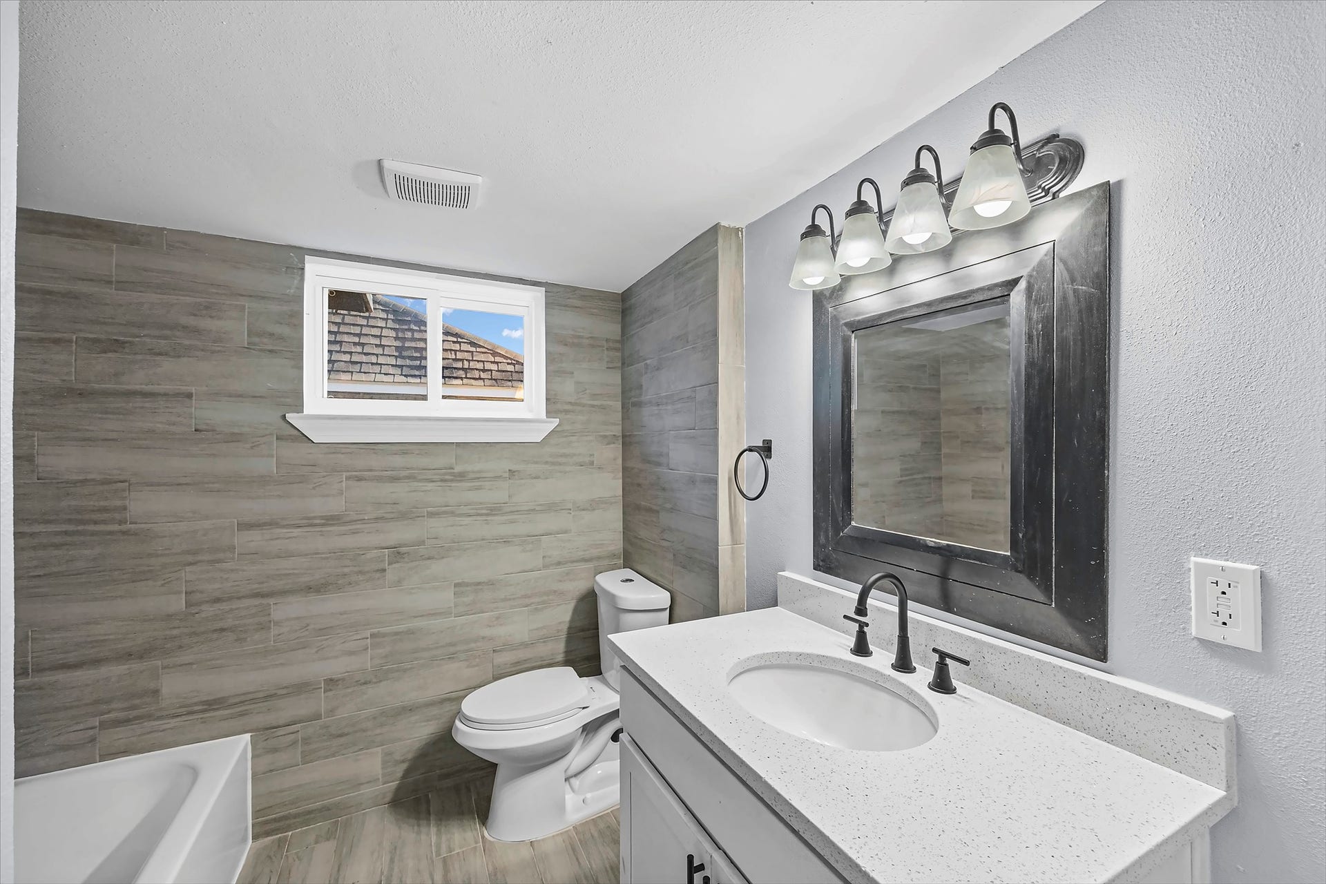 5507 Bertellis Lane, Houston, TX 77091 secondary bathroom
