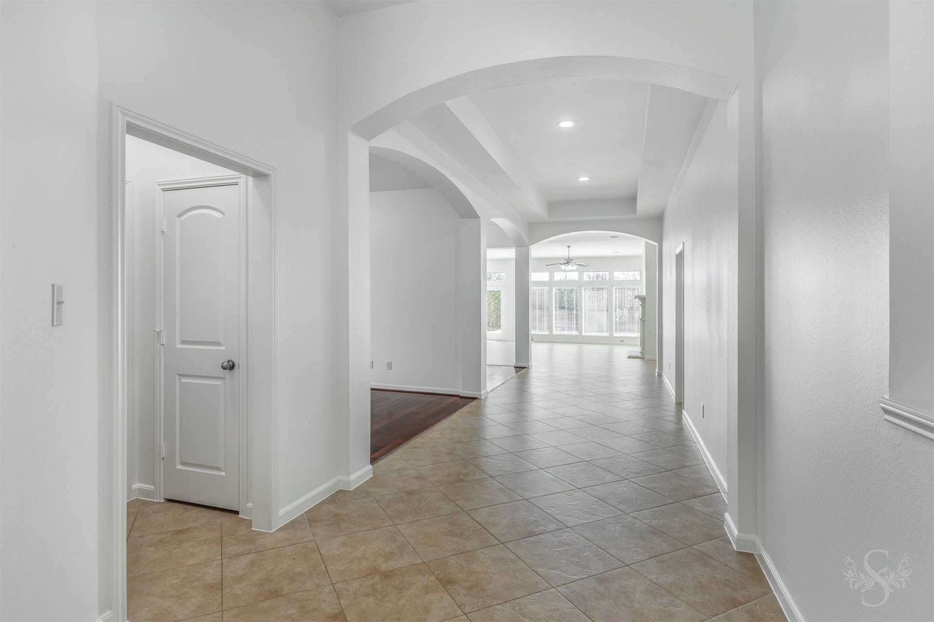 28015 Barberry Banks Lane, Fulshear, TX 77441 Designed with an airy, open feel, the expansive entry flows effortlessly into the light-filled family room and kitchen beyond. Arched openings, elevated ceilings and wide sightlines enhance the homes inviting atmosphere and thoughtful design.