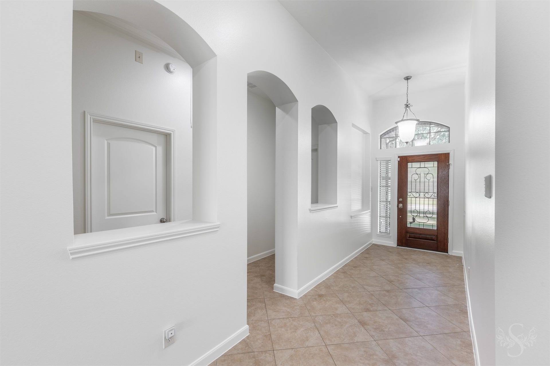 28015 Barberry Banks Lane, Fulshear, TX 77441 A welcoming gallery-style entry with tray ceiling and graceful archways creates an impressive first impression from the moment you step inside. Beautiful arched openings add architectural character to the hallway leading to the three secondary bedrooms.