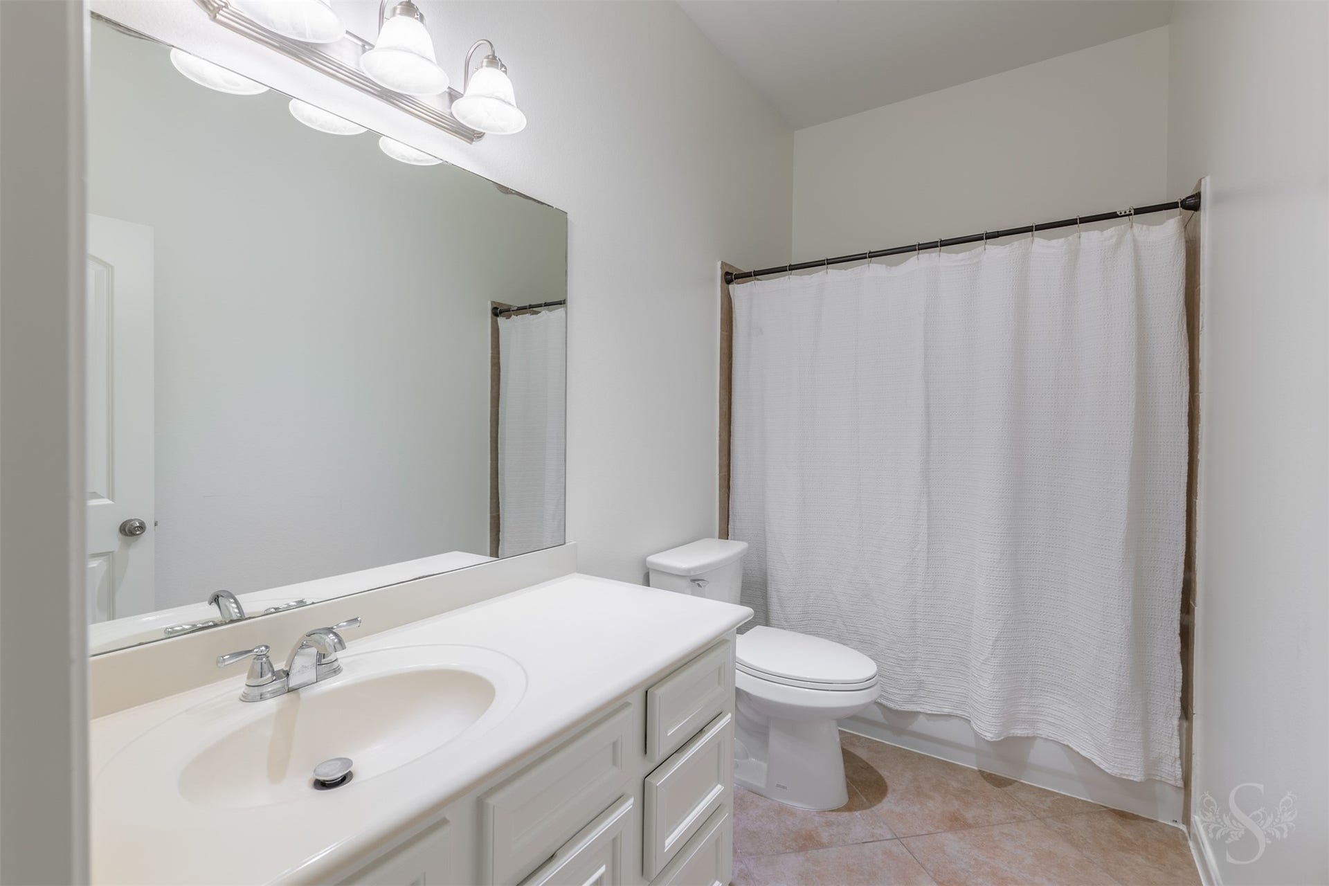 28015 Barberry Banks Lane, Fulshear, TX 77441 Well-appointed secondary bath features a stylish vanity with granite countertop and plenty of storage. The tub and shower combination provides convenience for both family and guests