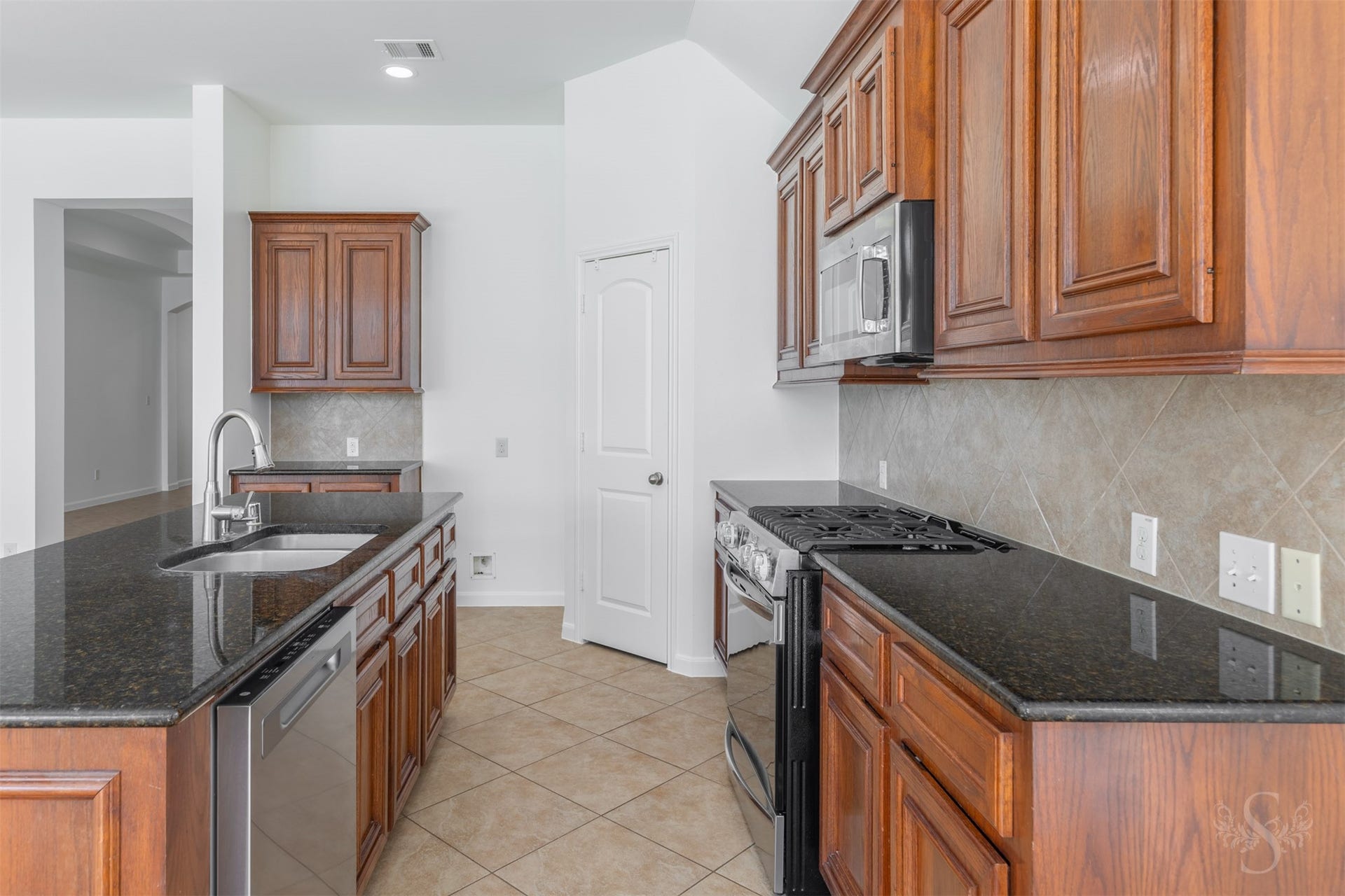 28015 Barberry Banks Lane, Fulshear, TX 77441 Designed with both style and function in mind, the kitchen offers granite countertops, abundant cabinet storage, stainless steel appliances, and a gas cooktop. The spacious layout makes cooking, entertaining, and everyday living a pleasure.