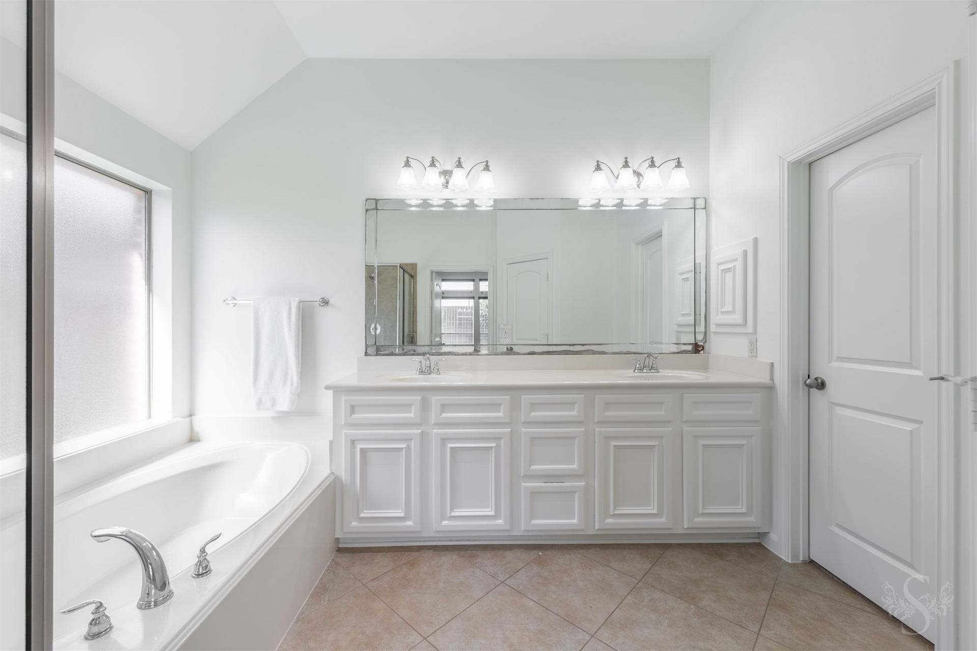 28015 Barberry Banks Lane, Fulshear, TX 77441 The spacious primary bath features an extended vanity with double sinks, a relaxing soaking tub, and a separate shower. A large mirror and abundant counter space enhance both style and convenience.