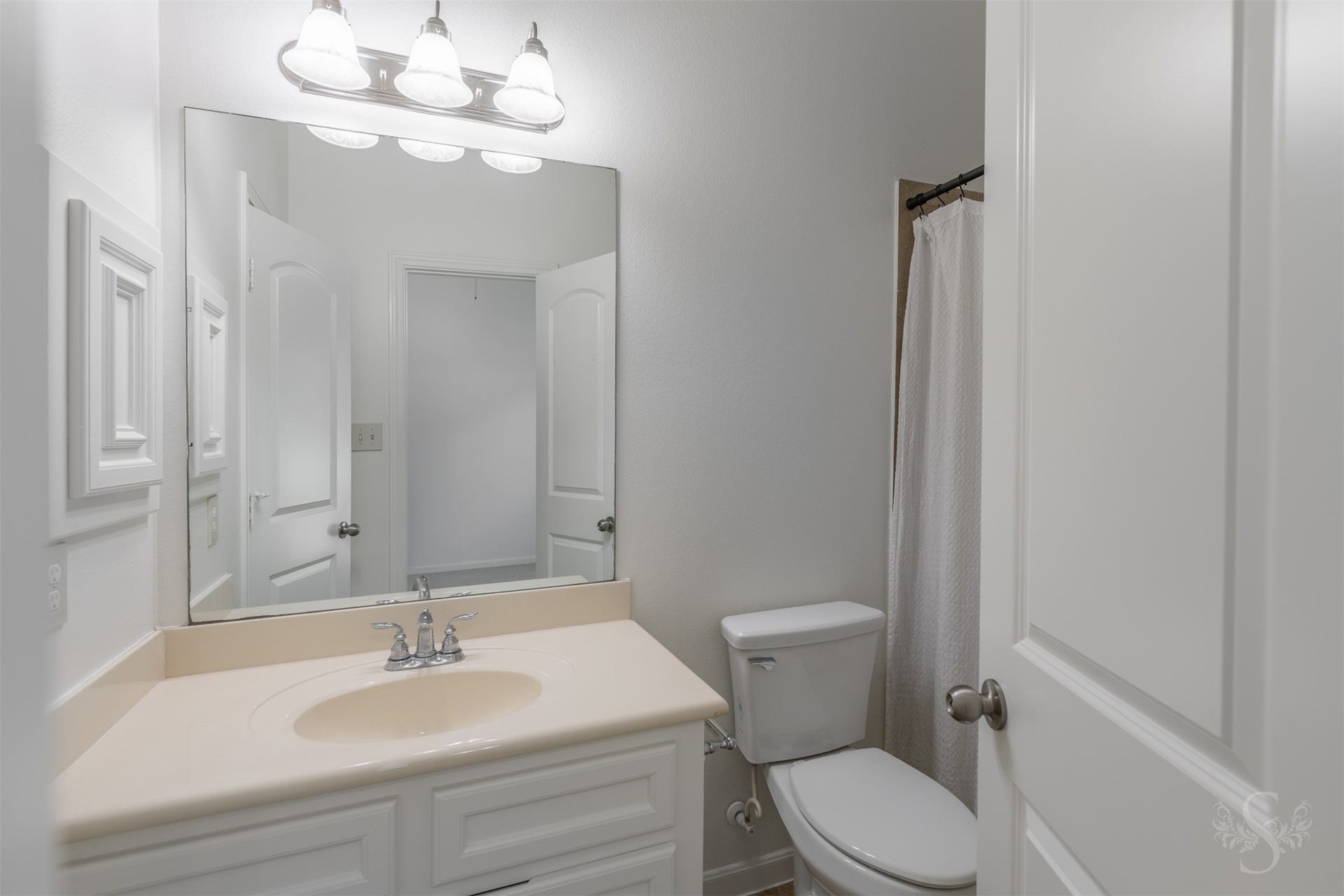 28015 Barberry Banks Lane, Fulshear, TX 77441 Well-appointed secondary bath features a stylish vanity with granite countertop and plenty of storage. The tub and shower combination provides convenience for both family and guests