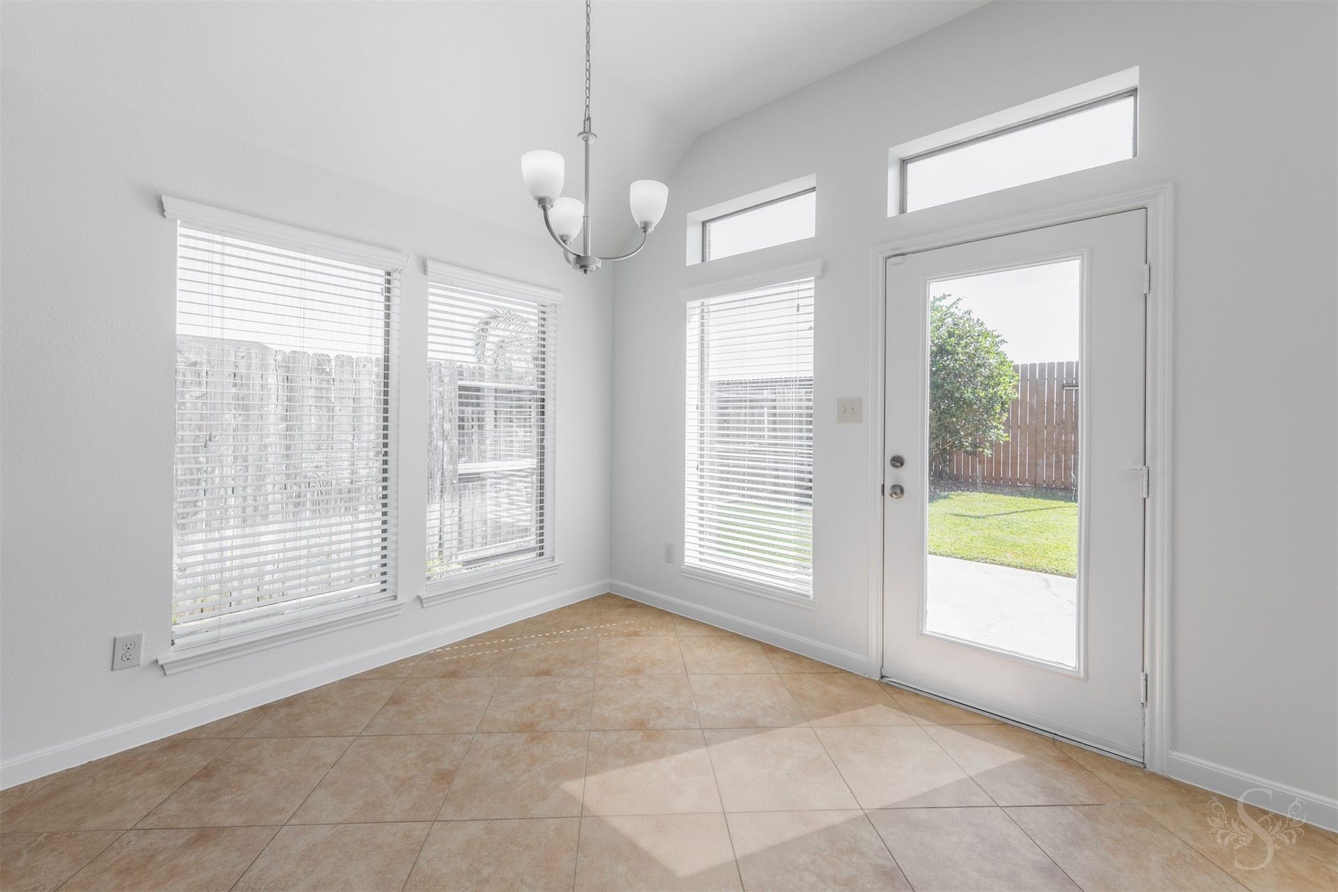 28015 Barberry Banks Lane, Fulshear, TX 77441 Surrounded by windows and filled with natural light, the breakfast area offers a cheerful space for casual dining and morning coffee. Elevated ceilings and backyard views enhance the bright, open atmosphere.