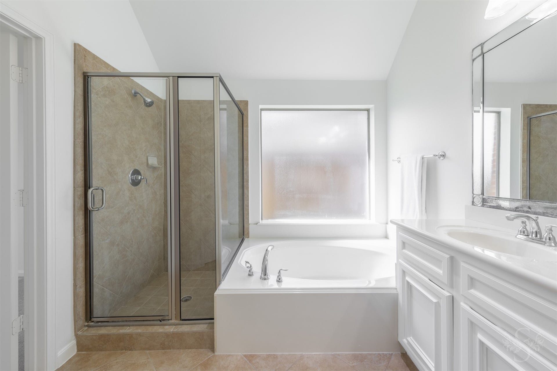 28015 Barberry Banks Lane, Fulshear, TX 77441 The spacious primary bath features an extended vanity with double sinks, a relaxing soaking tub, and a separate shower. A large mirror and abundant counter space enhance both style and convenience.