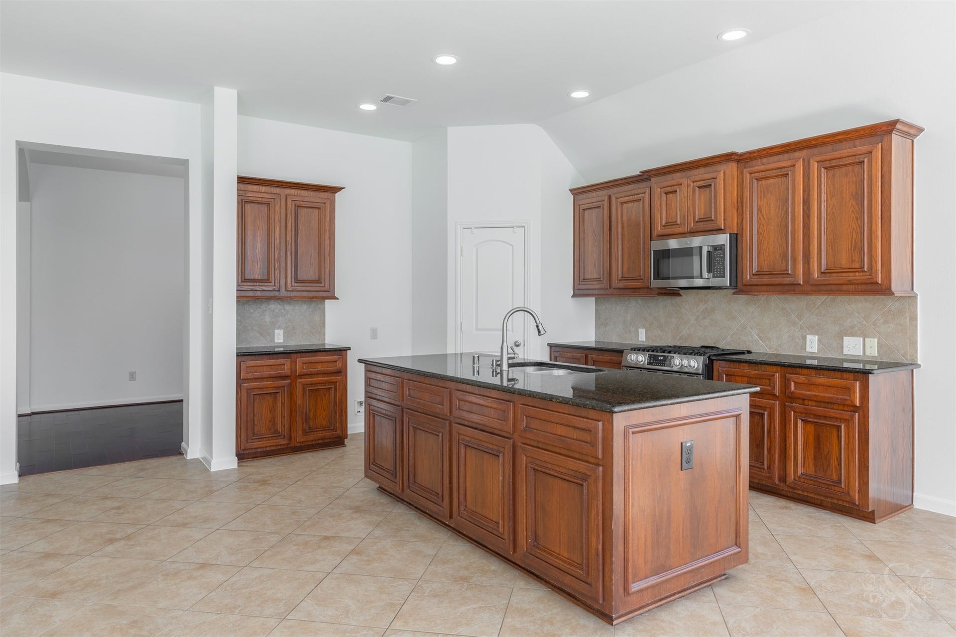 28015 Barberry Banks Lane, Fulshear, TX 77441 Chefs kitchen showcases gorgeous granite counters and island, stainless steel appliances and an abundance of cabinets for your storage needs.
