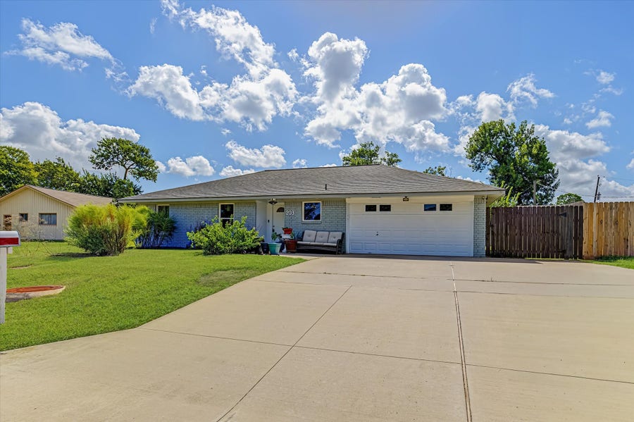 Property photo for 203 Hickory Street, Lake Jackson, TX