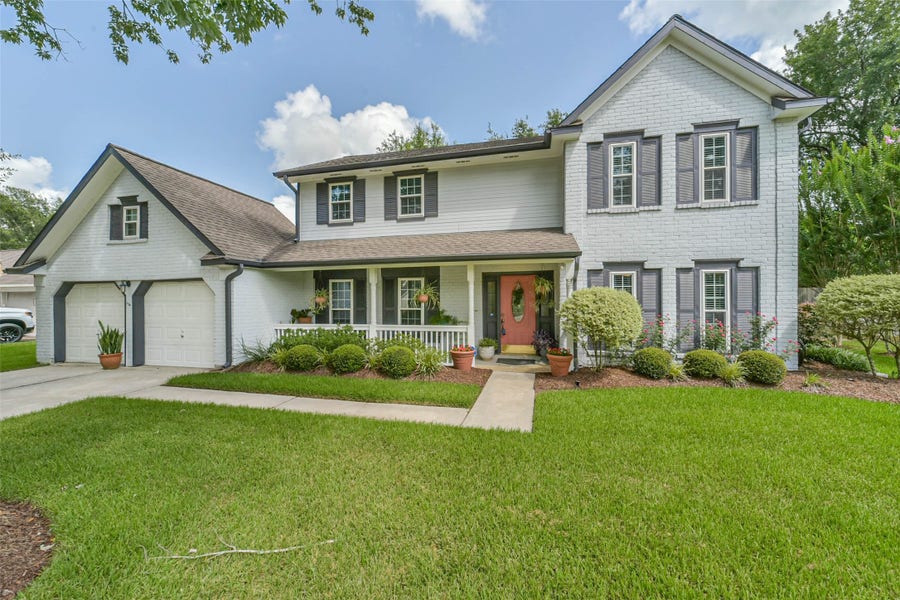 Property photo for 905 Essex Drive, Friendswood, TX