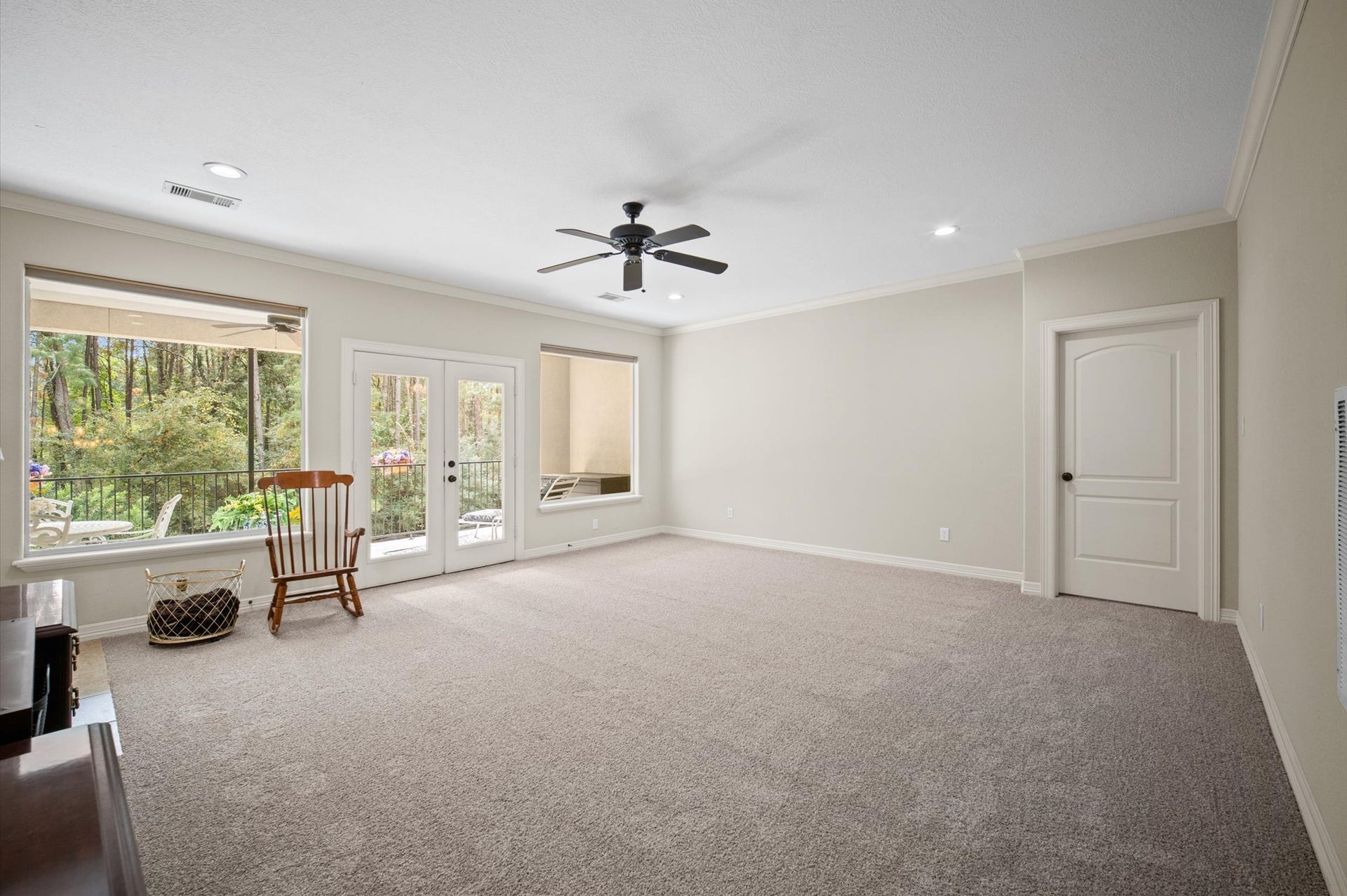 25815 Bridle Creek Drive S, Magnolia, TX 77355 Spacious carpeted living area with built-in cabinetry and outdoor access