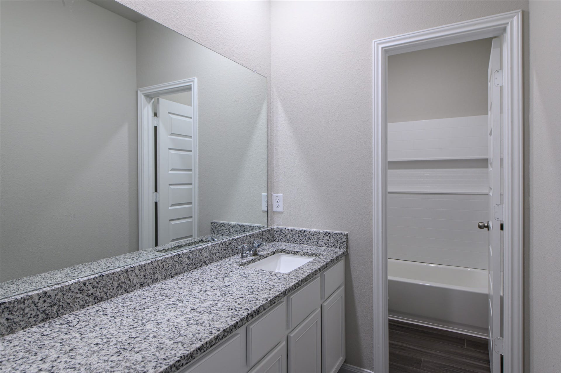 22210 Regal Heights Lane, Houston, TX 77073 2nd Bathroom Upstairs