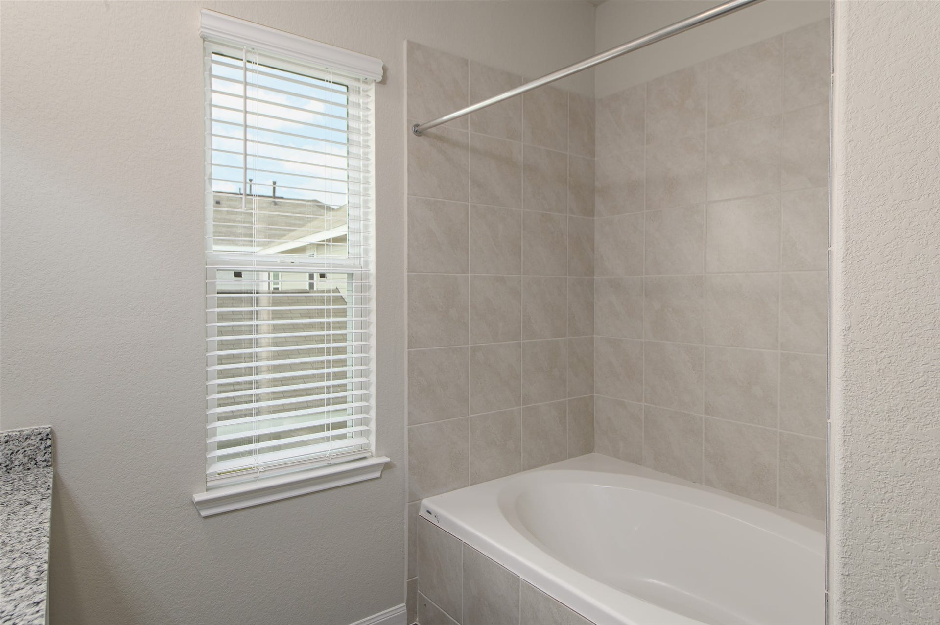 22210 Regal Heights Lane, Houston, TX 77073 Primary Tub