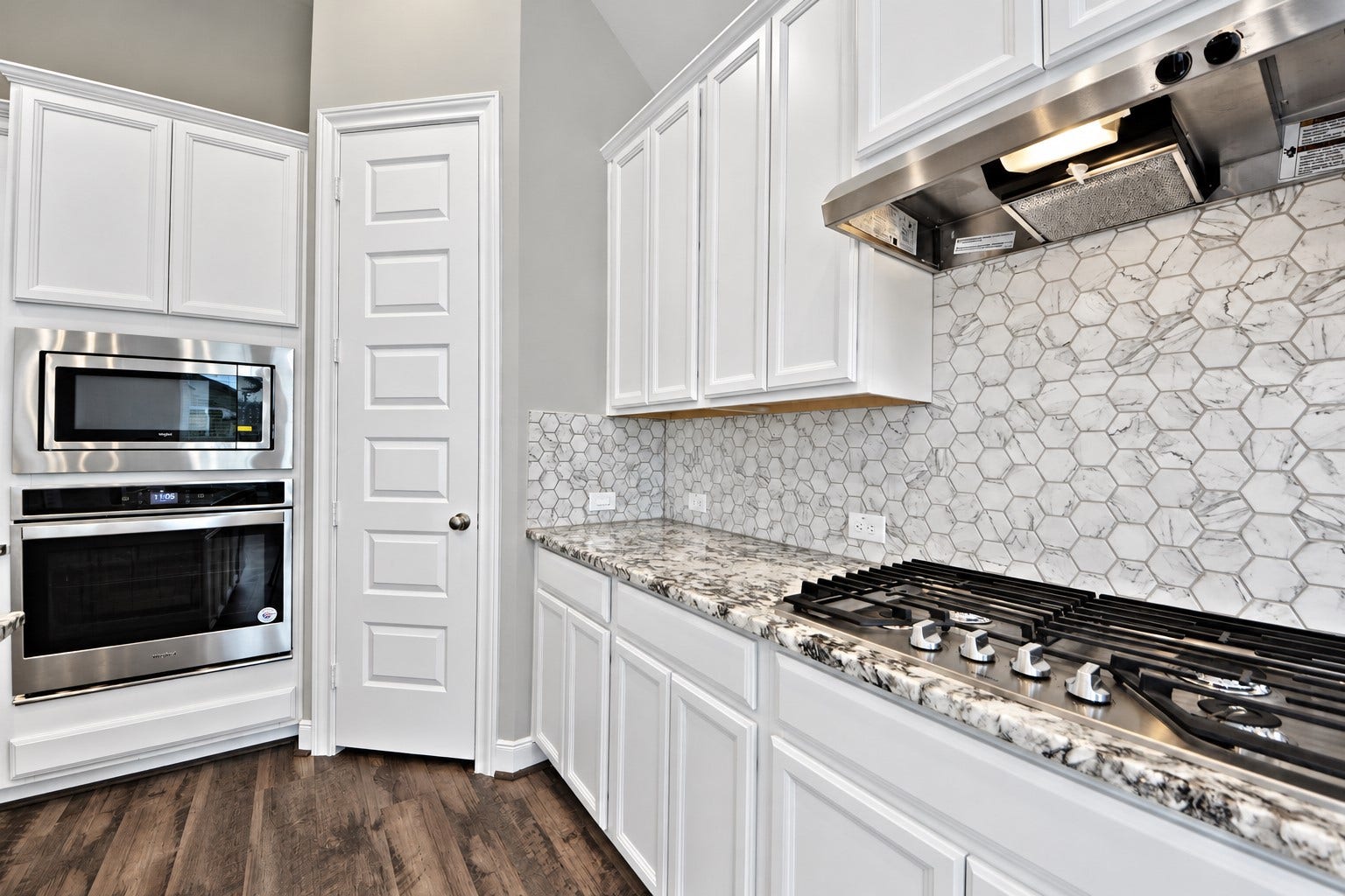 4314 Shaded Arbor Way, Sugar Land, TX 77479 Beautiful Upgraded Granite Counters! Stunning Upgraded Tall White Cabinets with Marble Mosaic Tile Back-Splash! Built In Stainless Steel Gas Range for all your cooking needs! Built In Oven and Microwave Oven!