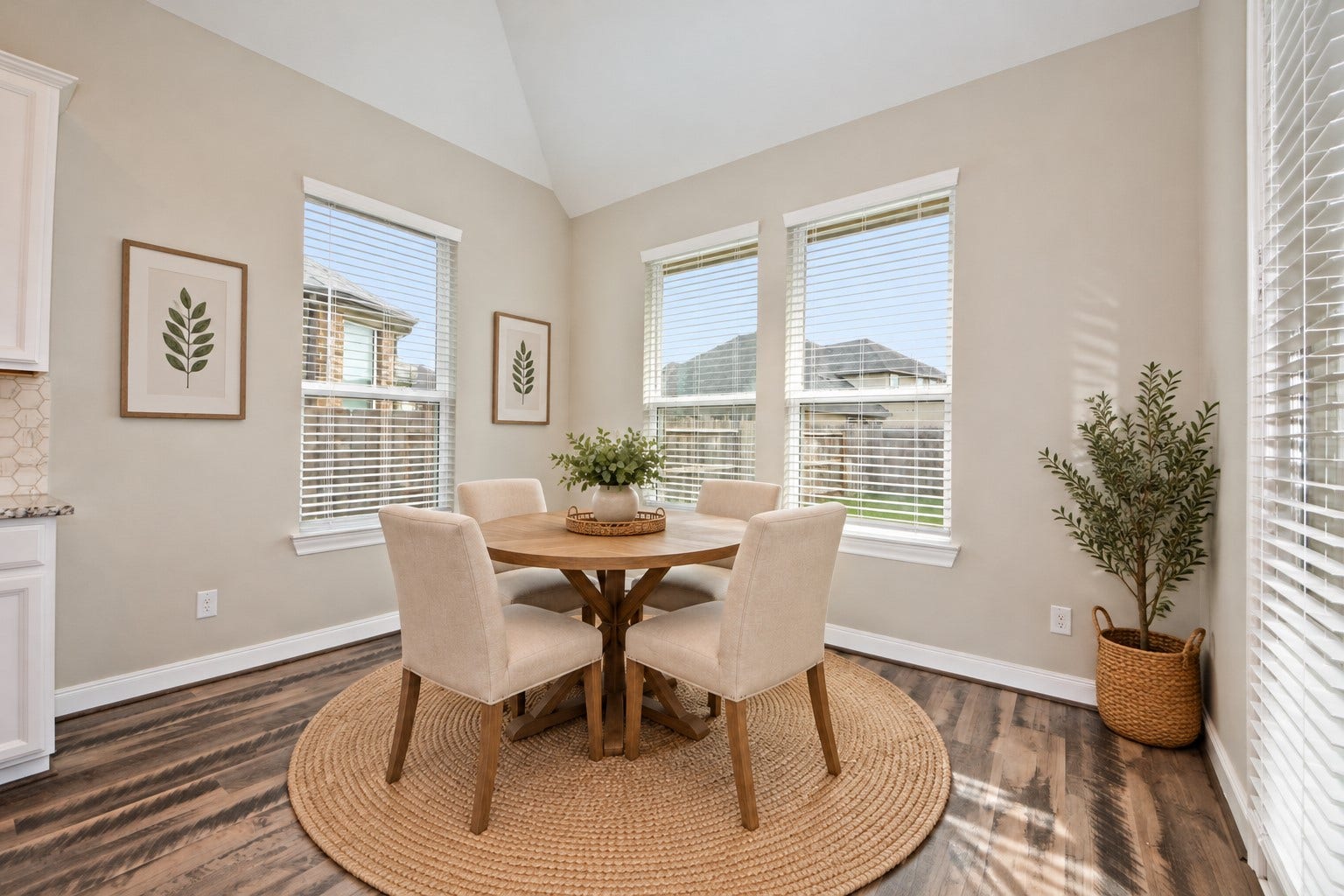 4314 Shaded Arbor Way, Sugar Land, TX 77479 Wonderful Breakfast Area looking out to your Huge Backyard! 2 Inches Wood Faux Blind Included!