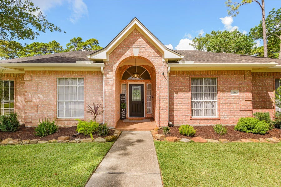 Property photo for 231 Creekside Drive, League City, TX