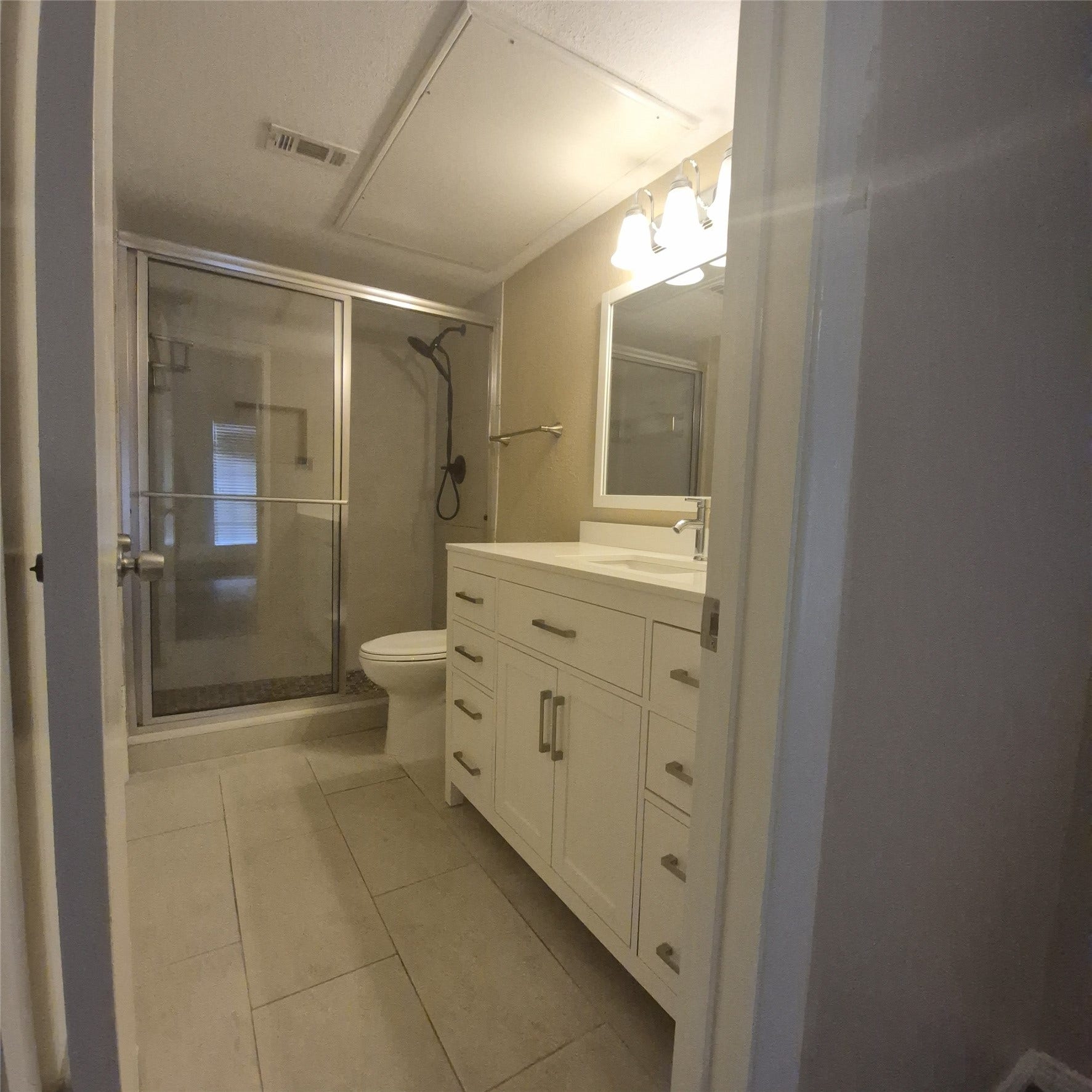 2626 Holly Hall Street, #1008, Houston, TX 77054 Primary shared Bathroom