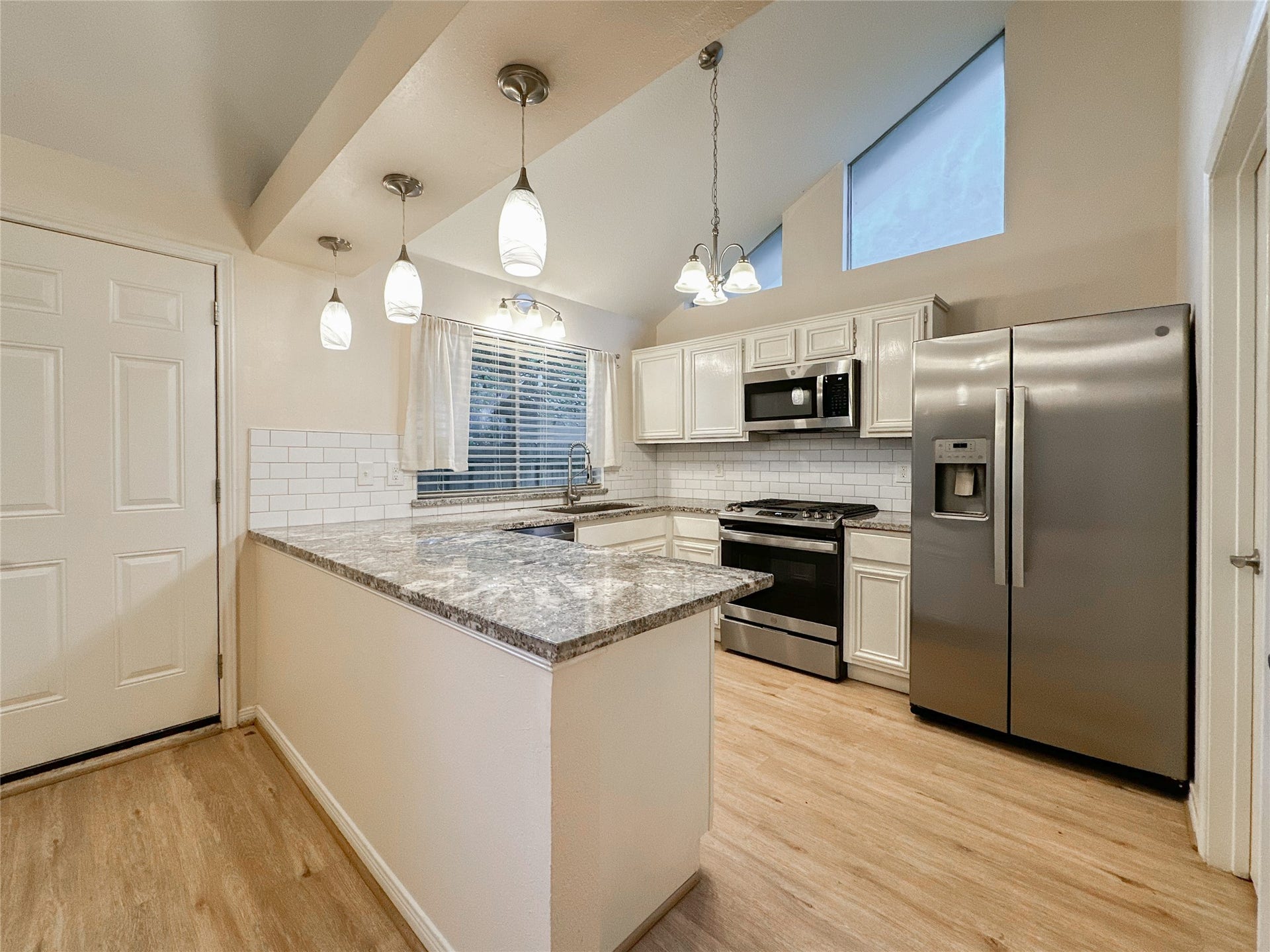 33 N Rain Forest Court, The Woodlands, TX 77380 33 N Rain Forest Court, The Woodlands, TX 77380