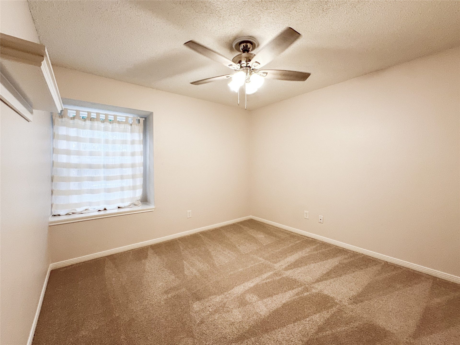 33 N Rain Forest Court, The Woodlands, TX 77380 33 N Rain Forest Court, The Woodlands, TX 77380