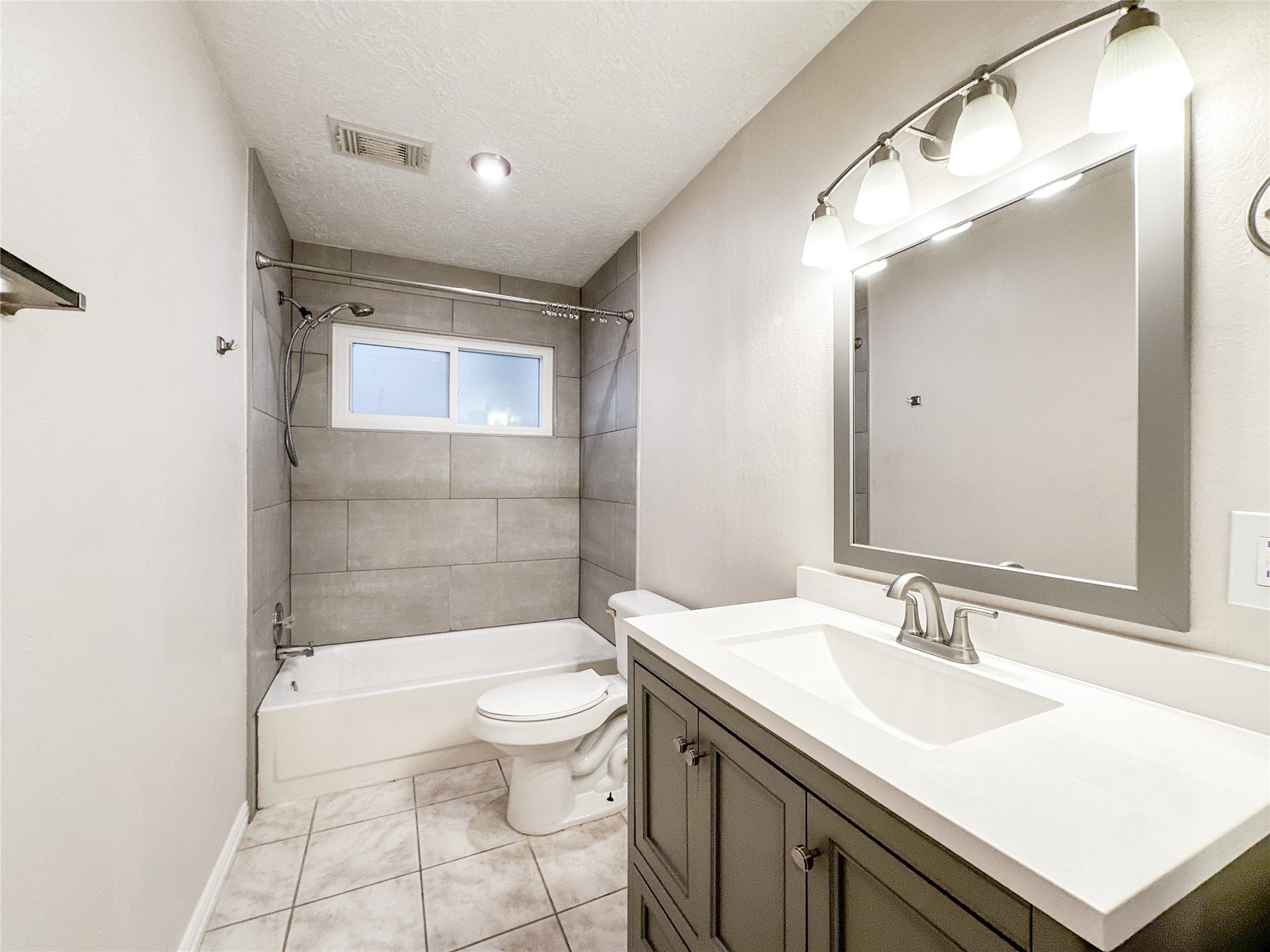 33 N Rain Forest Court, The Woodlands, TX 77380 33 N Rain Forest Court, The Woodlands, TX 77380