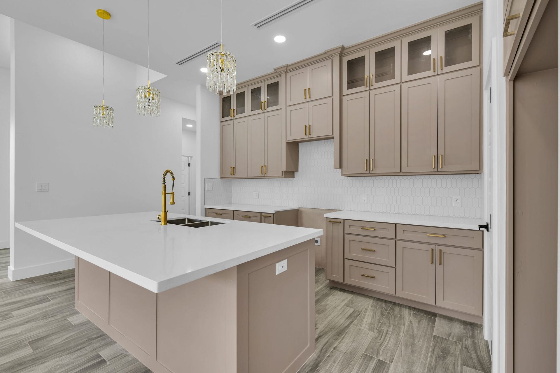 805 Lewis Street, Clute, TX 77531