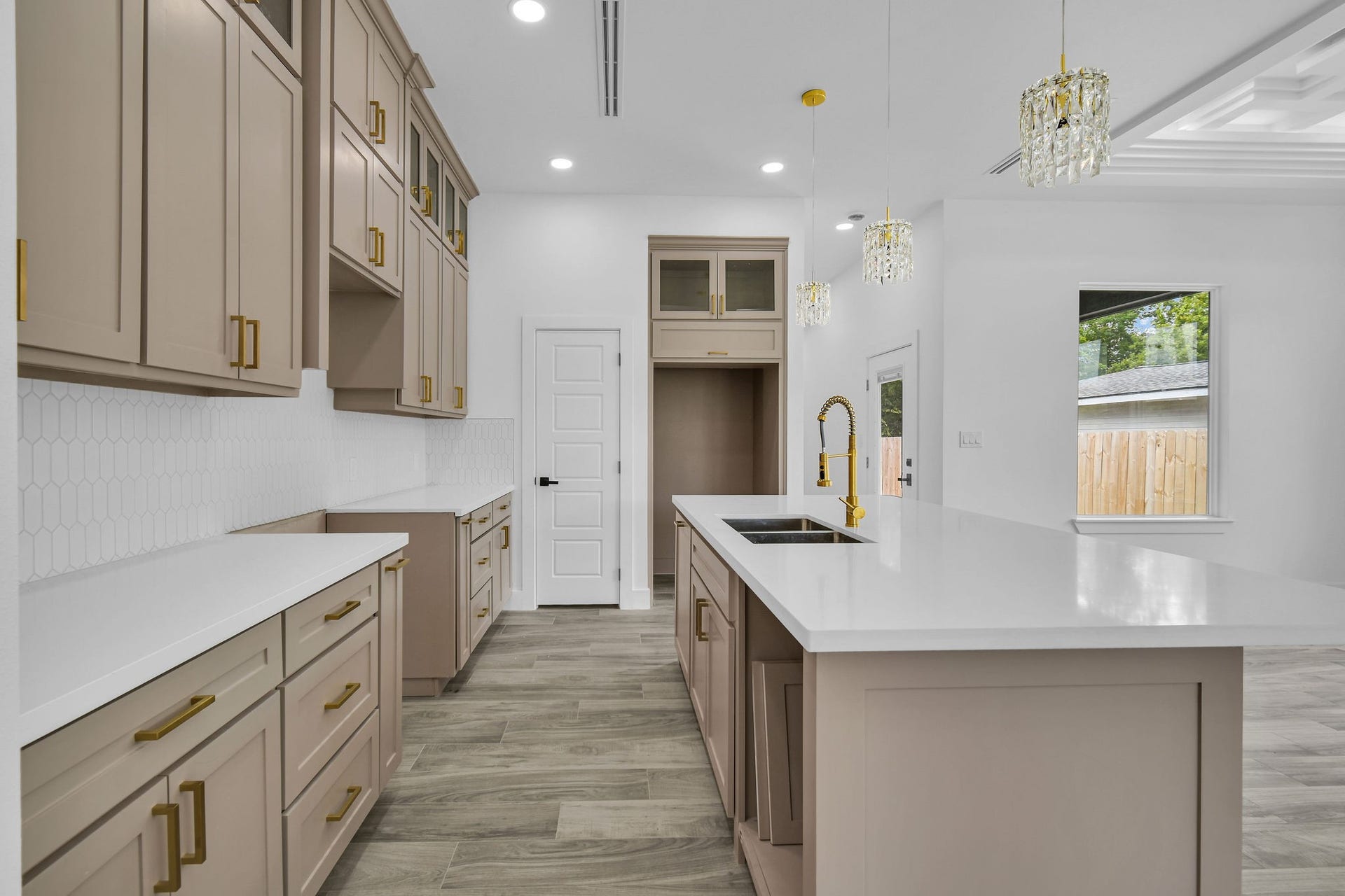 805 Lewis Street, Clute, TX 77531