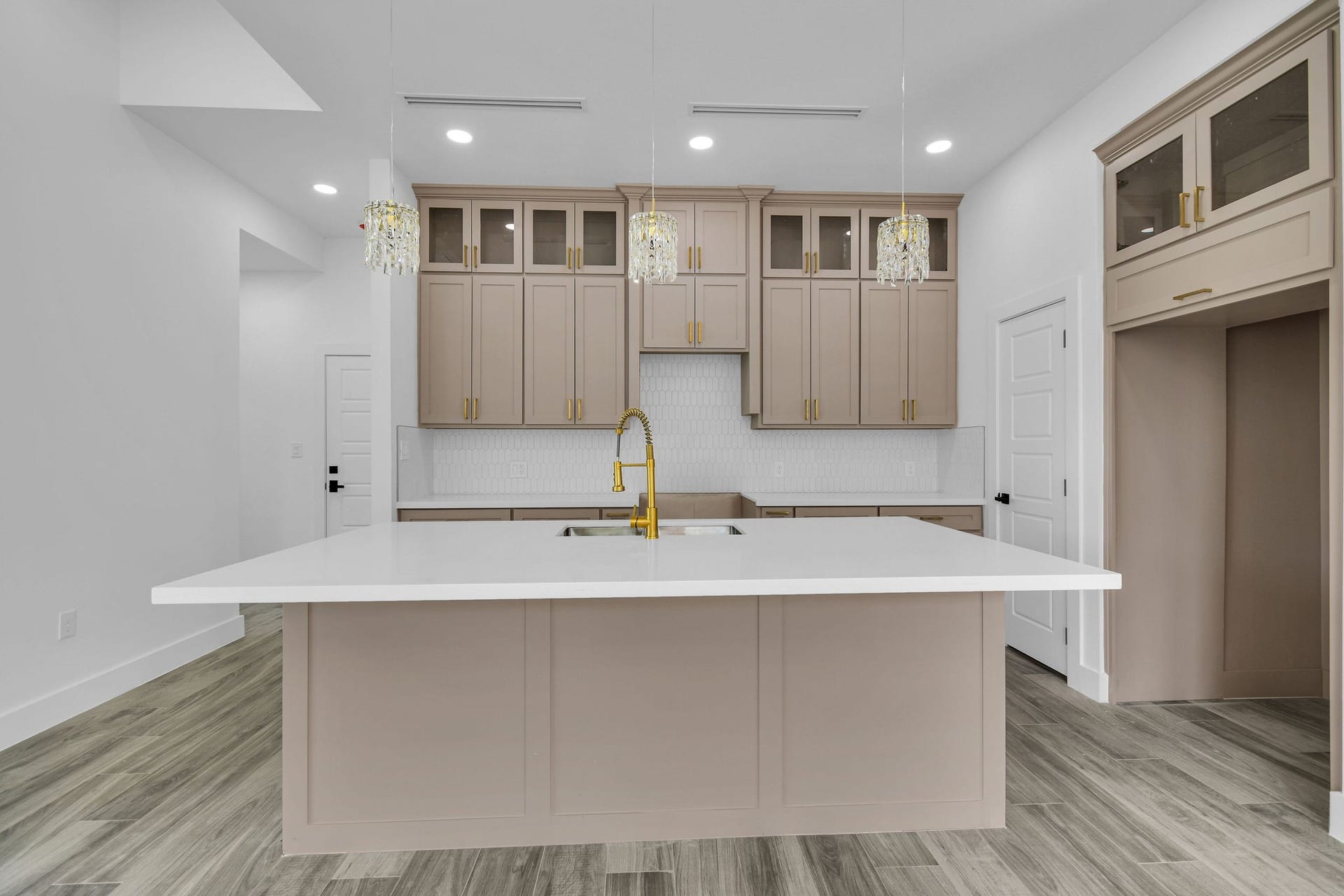 805 Lewis Street, Clute, TX 77531
