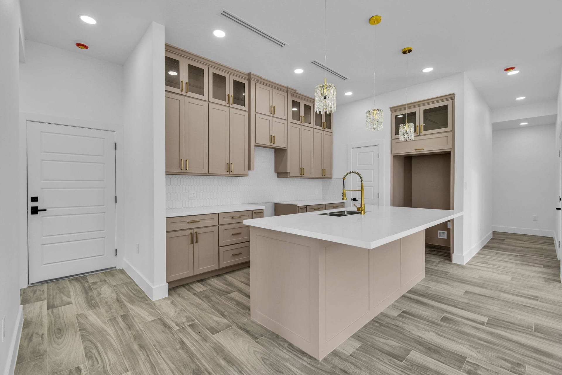 805 Lewis Street, Clute, TX 77531