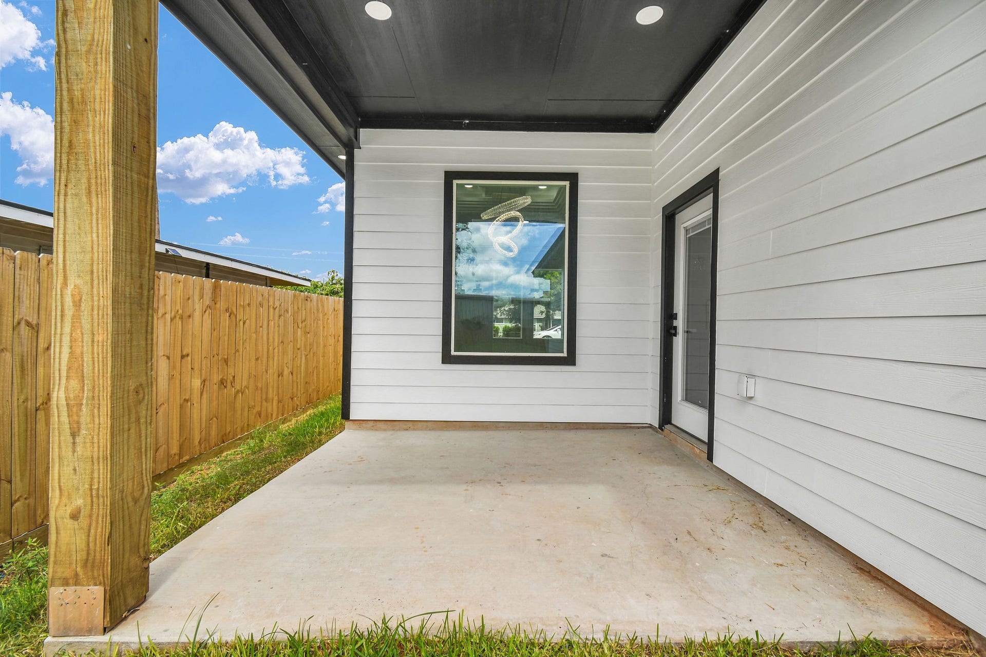 805 Lewis Street, Clute, TX 77531