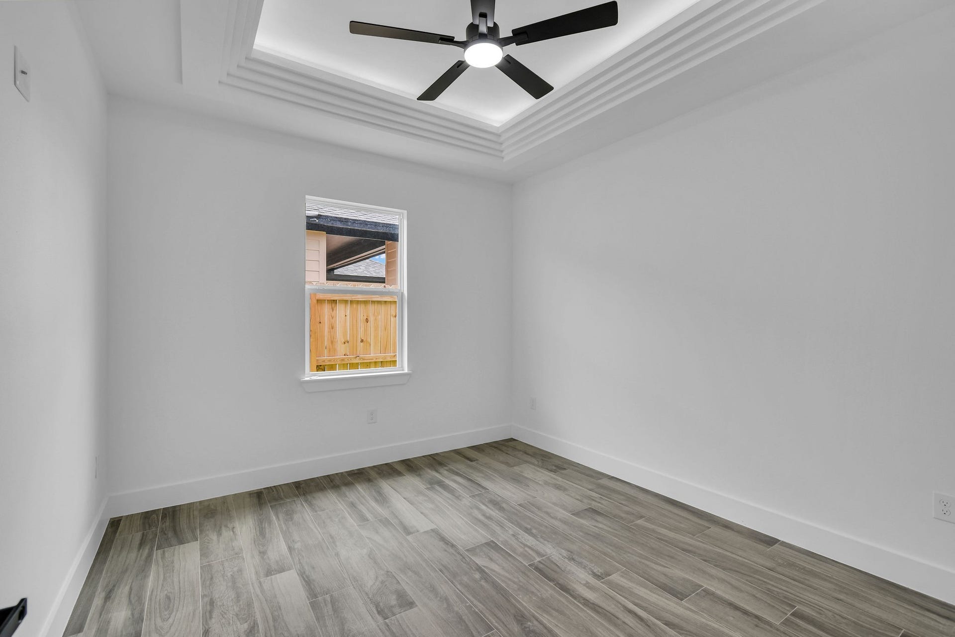 805 Lewis Street, Clute, TX 77531