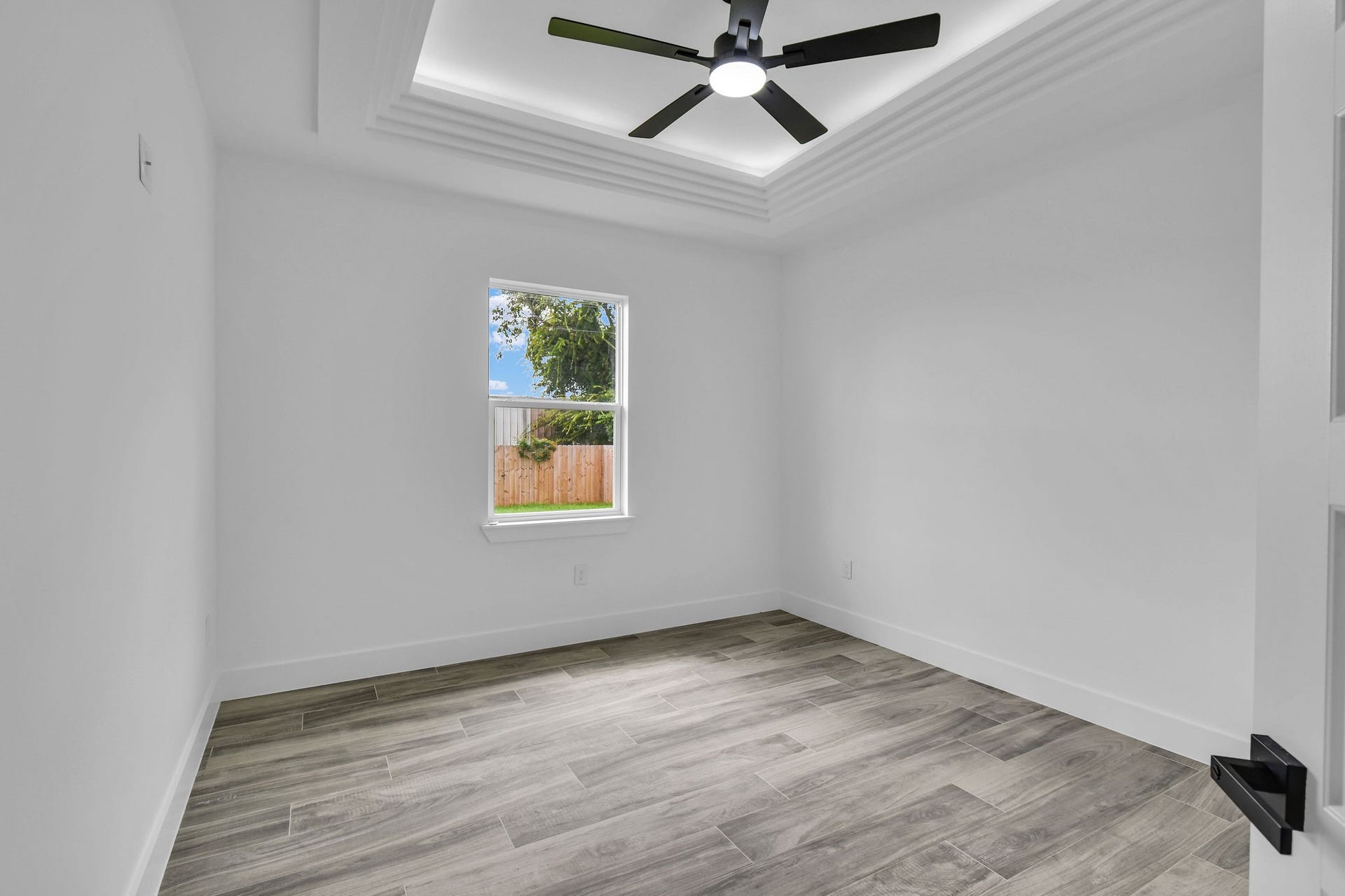 805 Lewis Street, Clute, TX 77531
