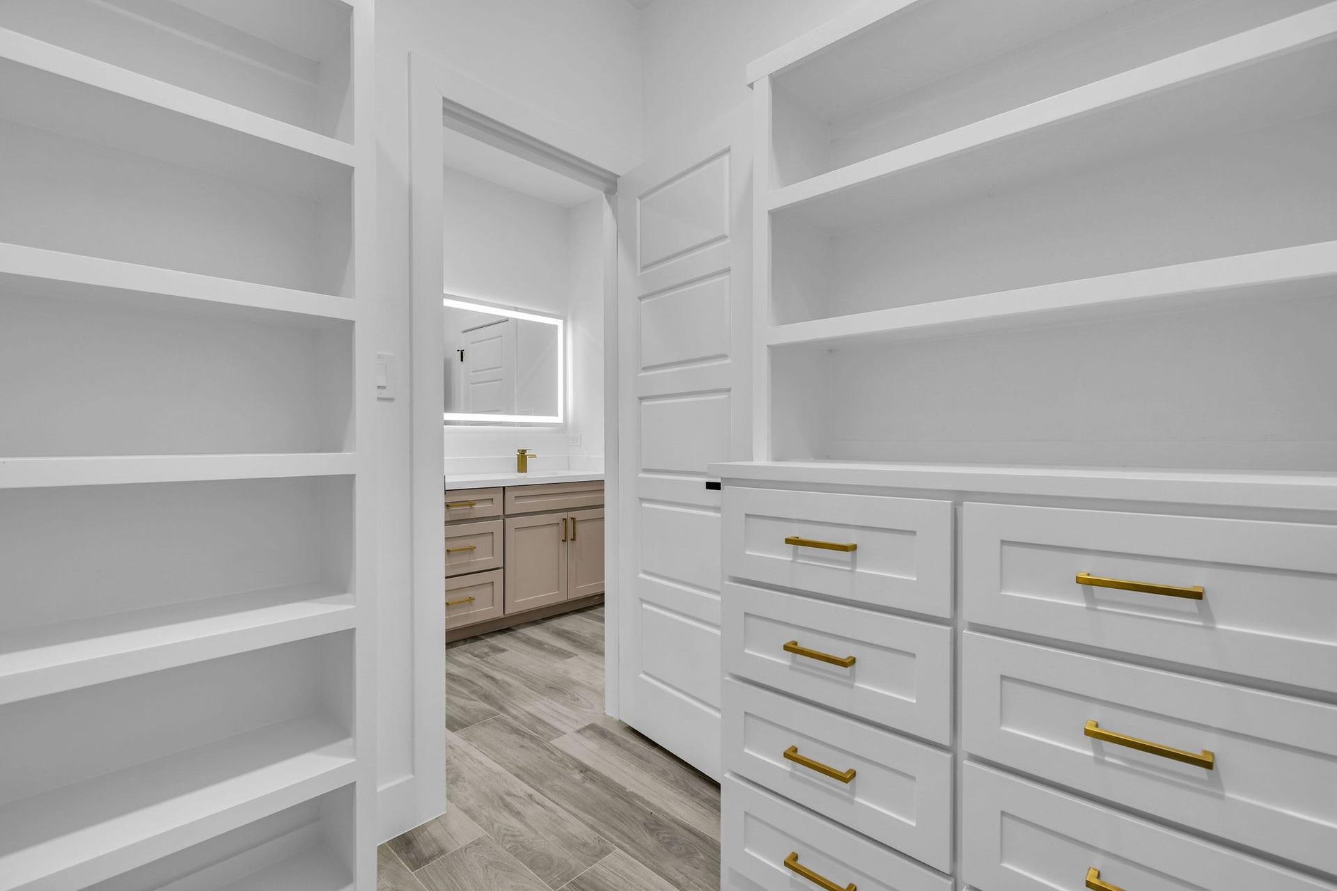 805 Lewis Street, Clute, TX 77531