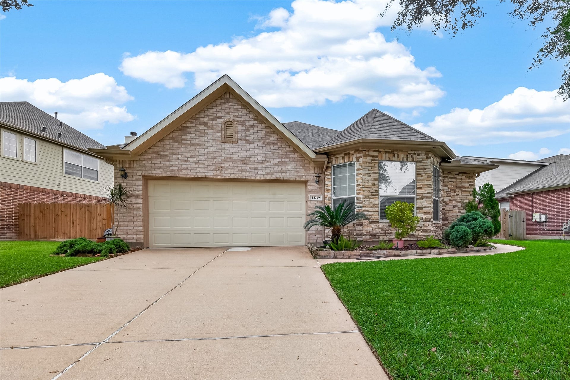 13719 Saxony Drive, Sugar Land, TX 77498 Front house