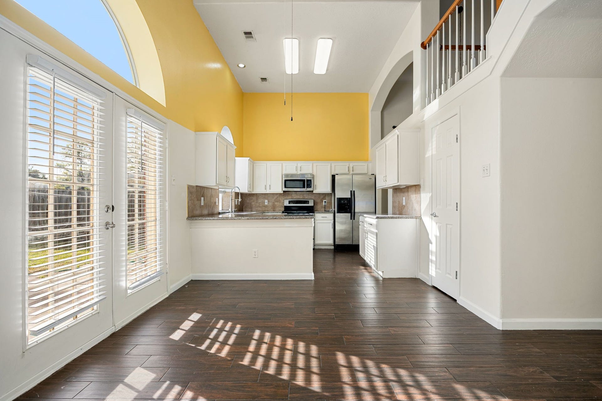 6306 Pago Lane, Houston, TX 77041 The sunny breakfast area offers direct access to the backyard through French doors, ideal for casual meals or morning coffee.