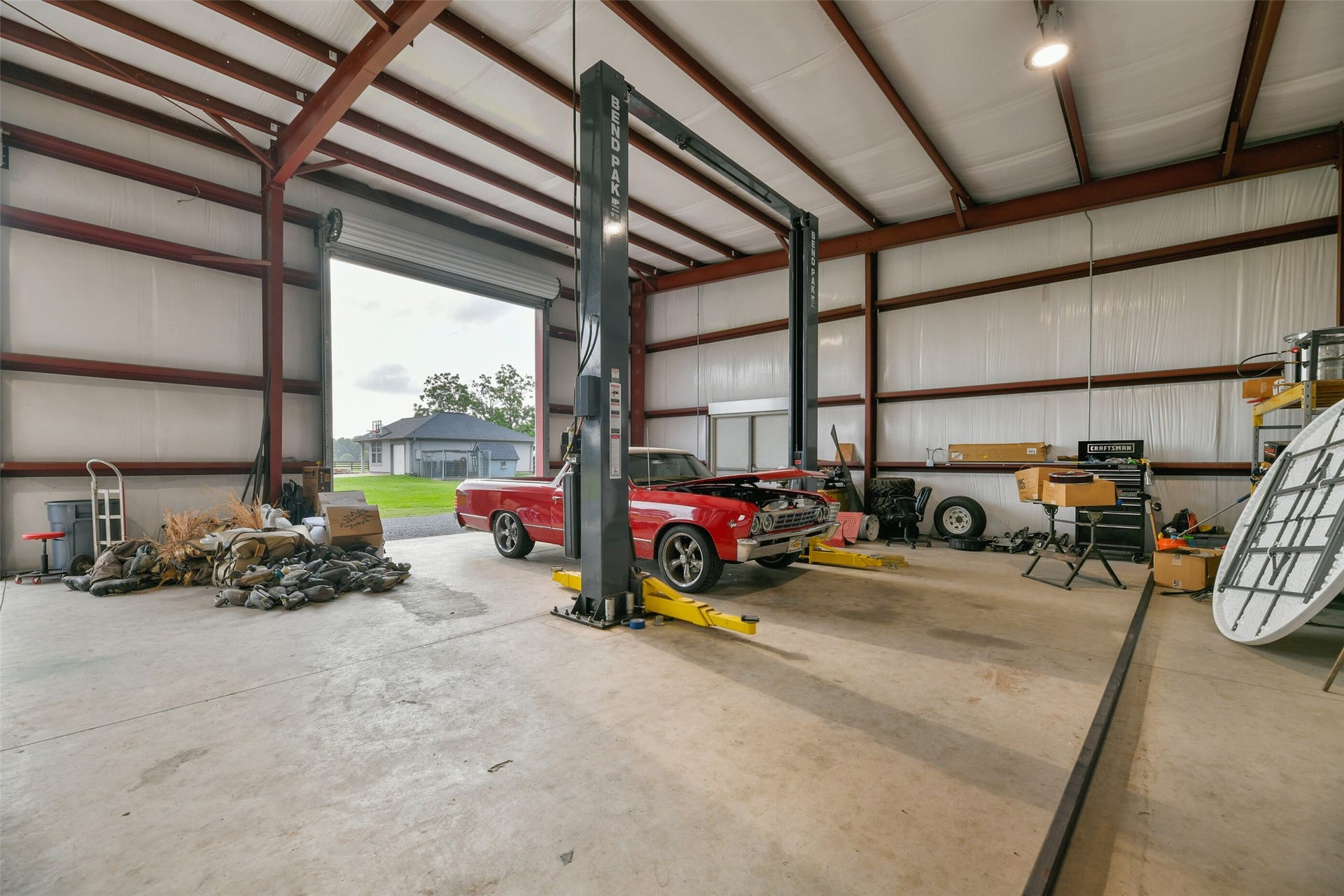 1913 Lundy Lane, Friendswood, TX 77546 Car lift conveys