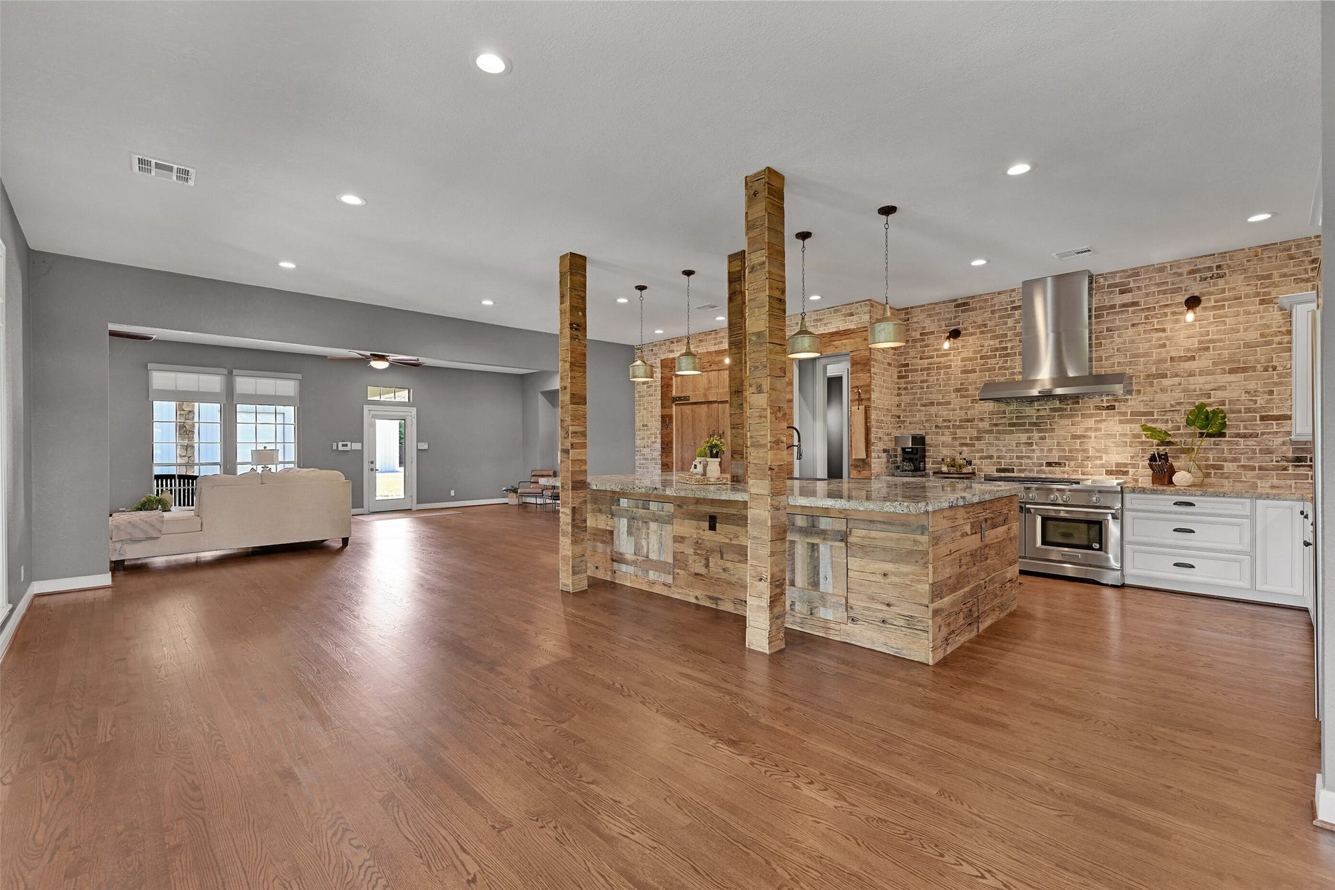 1913 Lundy Lane, Friendswood, TX 77546 1913 Lundy Lane, Friendswood, TX 77546