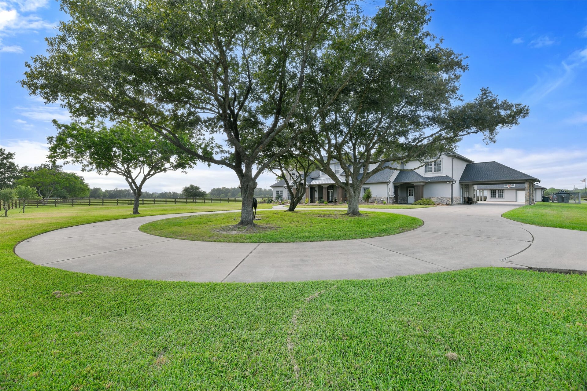 1913 Lundy Lane, Friendswood, TX 77546 Convenient circle drive