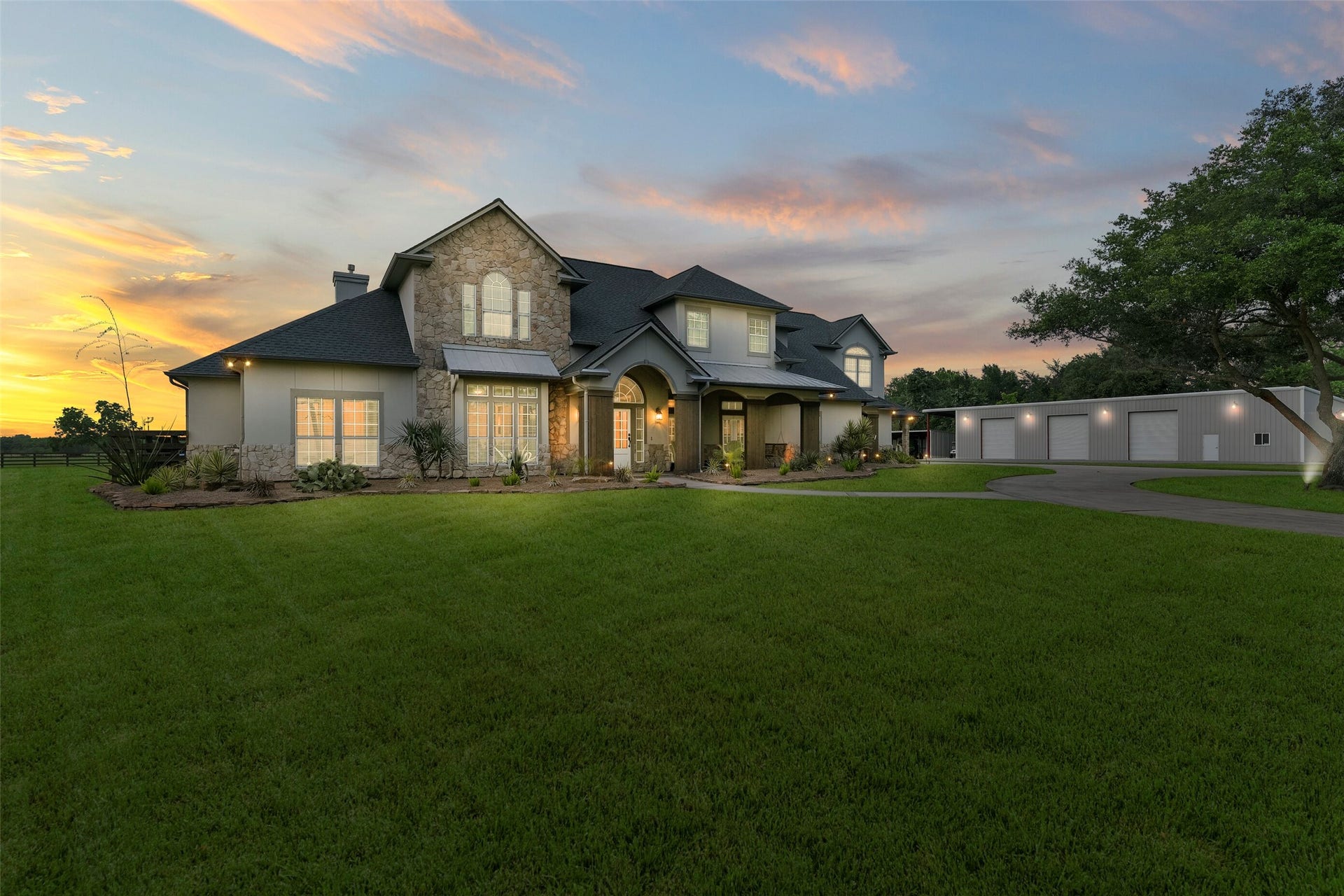 1913 Lundy Lane, Friendswood, TX 77546 Stunning sunset views!
