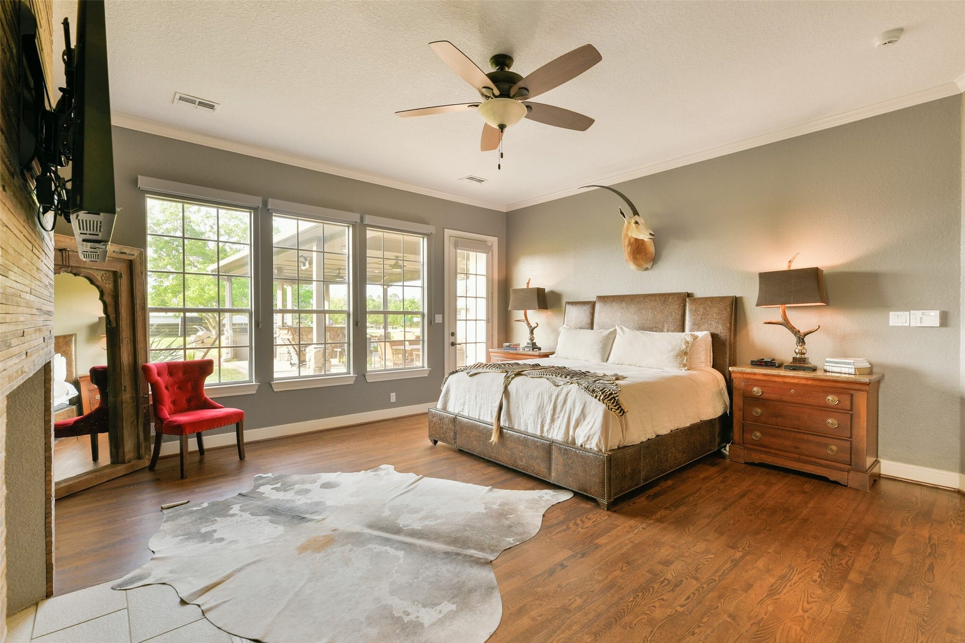 1913 Lundy Lane, Friendswood, TX 77546 Master suite on first floor with door to patiio