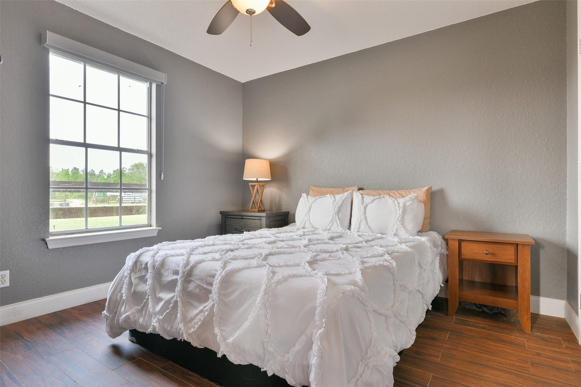 1913 Lundy Lane, Friendswood, TX 77546 Pool house bedroom with walk in closet